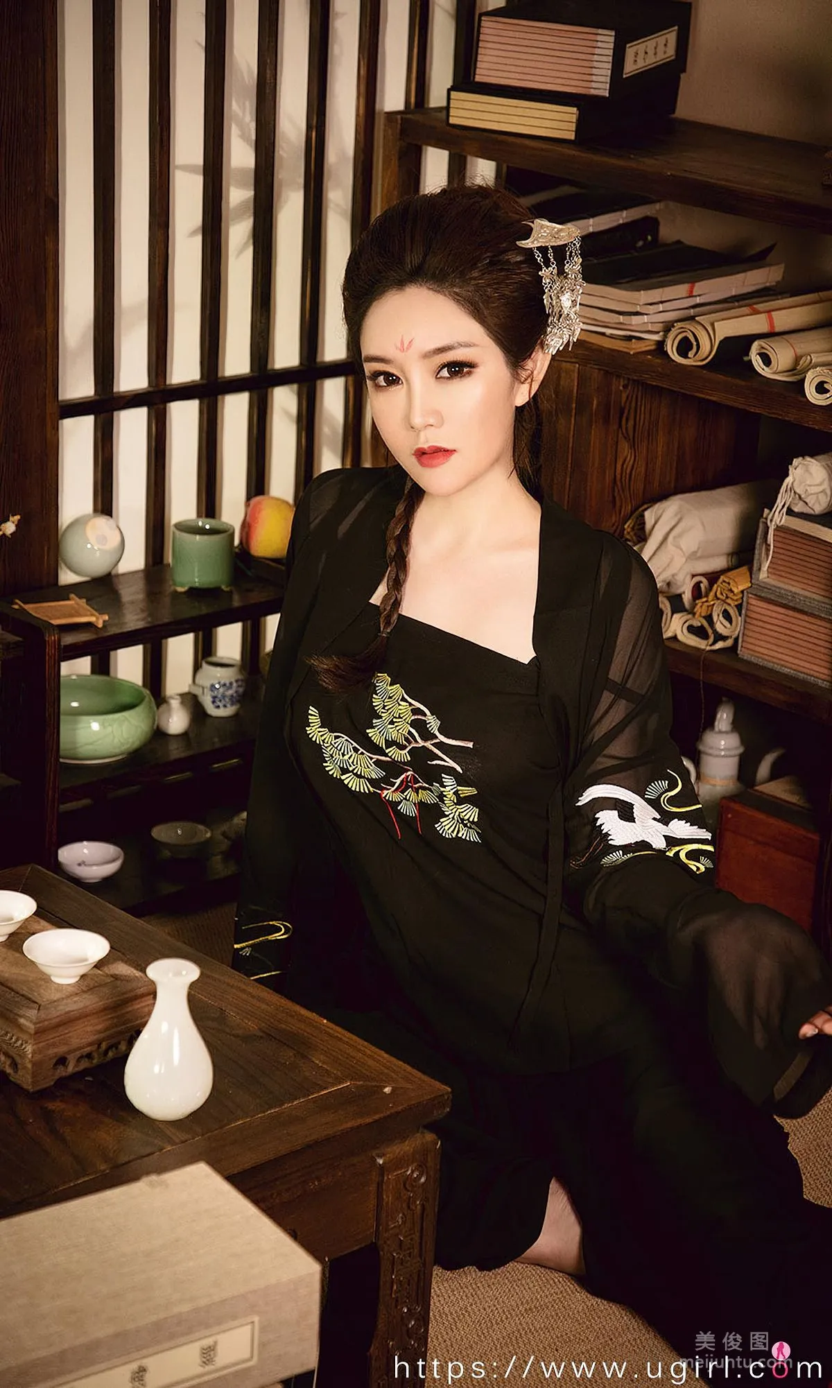 [Ugirls] NO.2009 Jin Zilin - Night Meeting in Neon Dress as the Lanterns Light Up photo 15