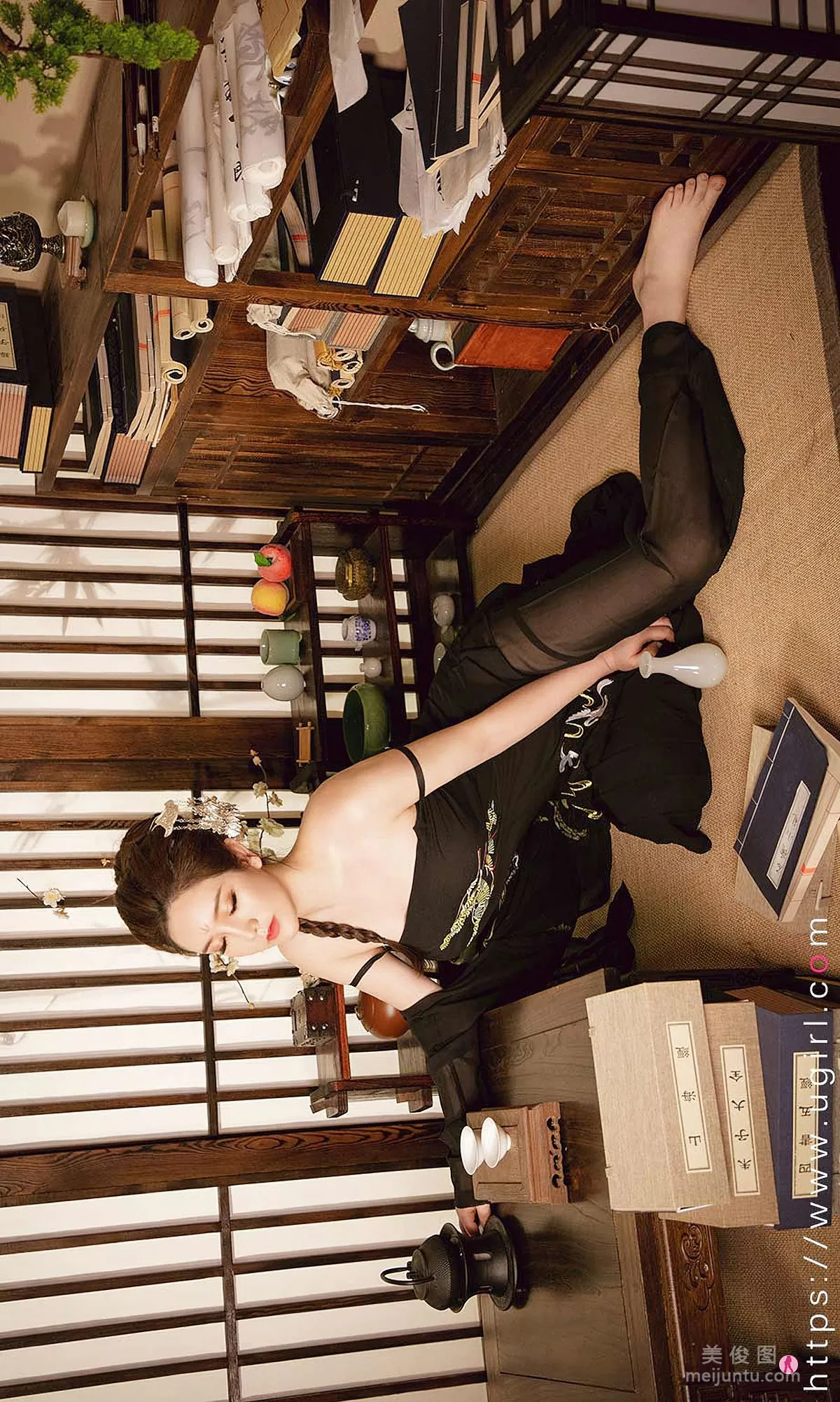 [Ugirls] NO.2009 Jin Zilin - Night Meeting in Neon Dress as the Lanterns Light Up photo 8