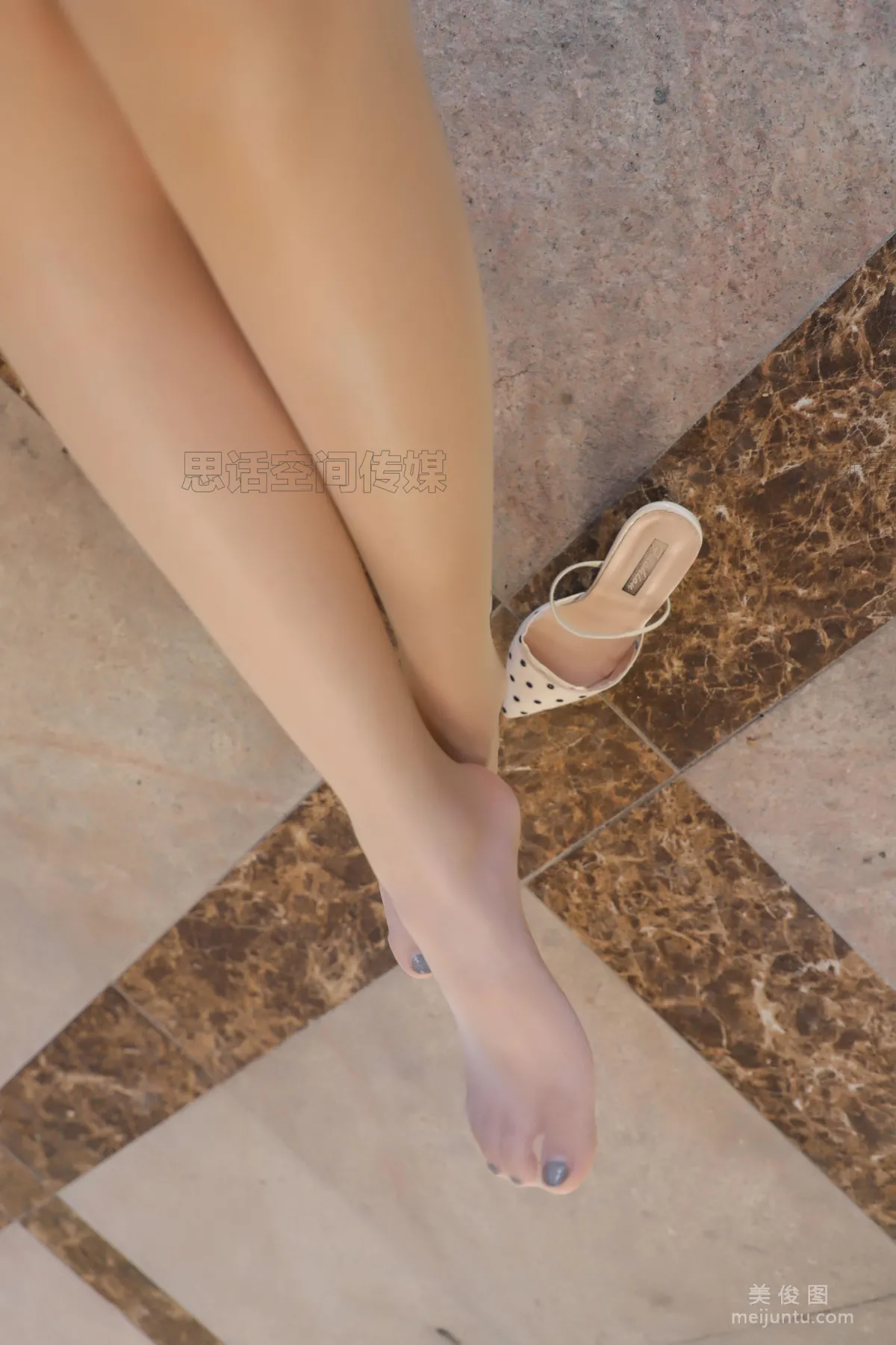 [SiHua] SJ003 Xiao Die - Beautiful Feet on an Outdoor Bench photo 42