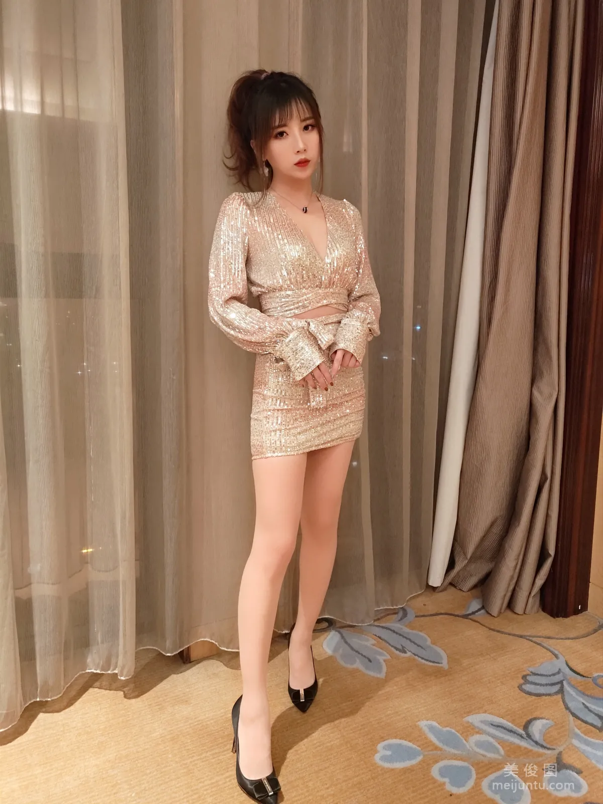 [Cosplay Photos] Xiaonv Wulu Na, Sequin Dress and Silk Stockings photo 4