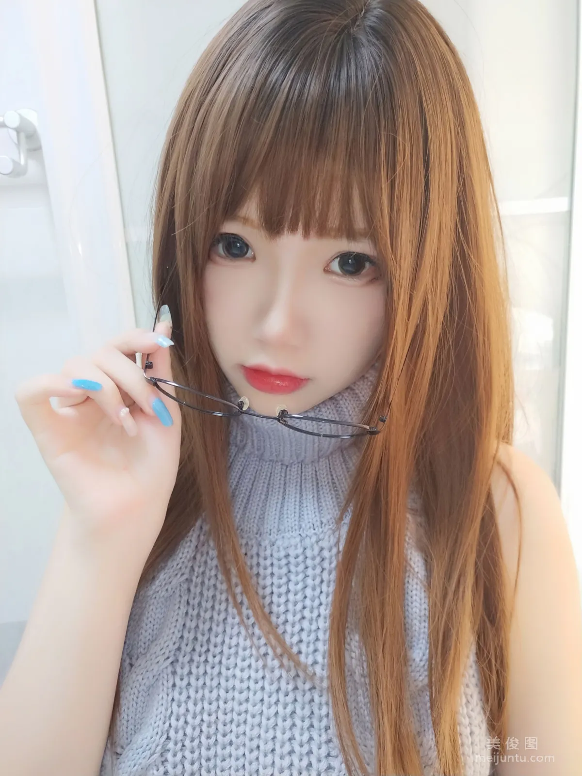 Anime Blogger Xueqing Astra - Black Stockings Backless Sweater photo 50