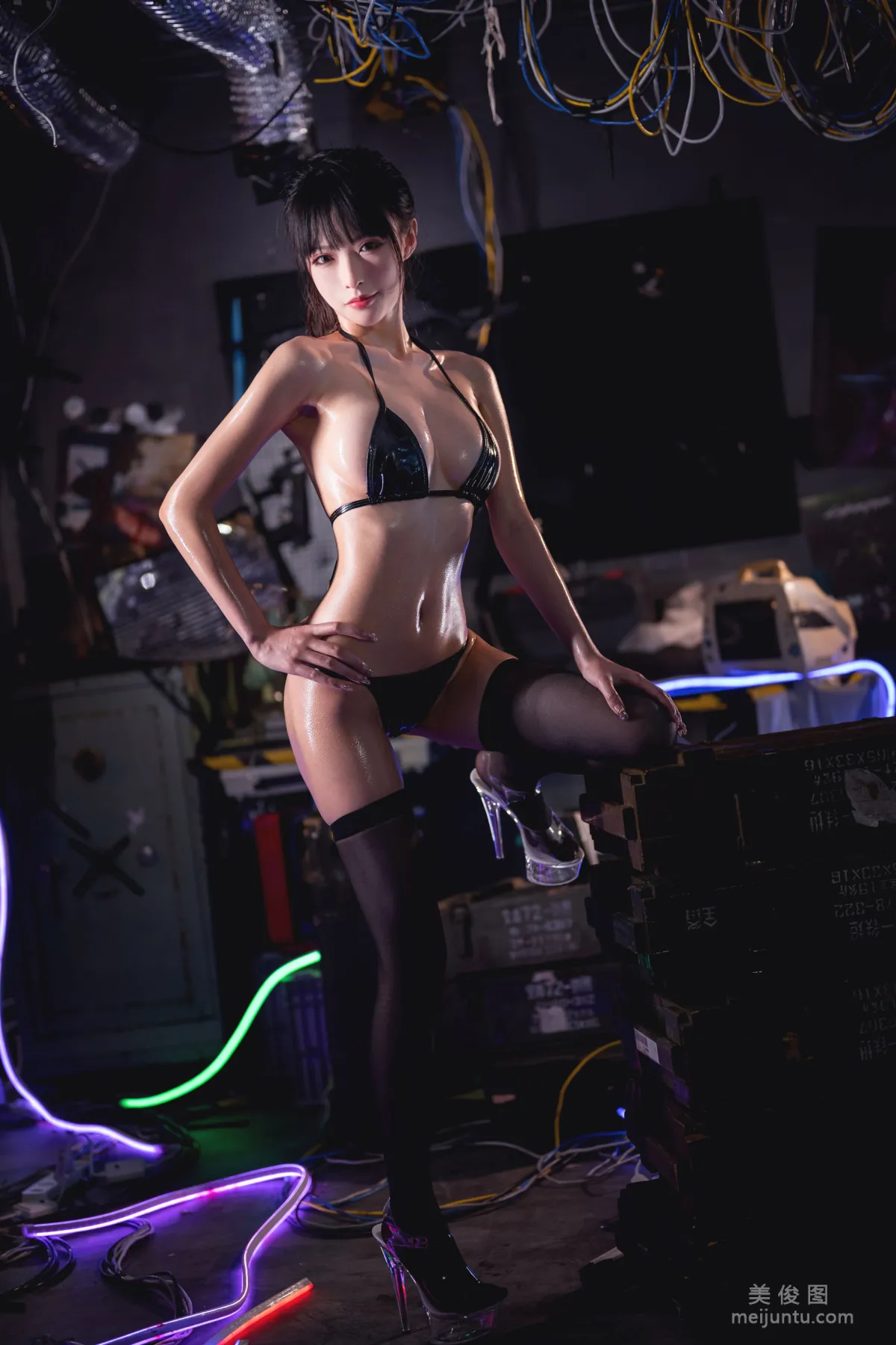 [COS] Beauty Qingshui Younai, Oiled Bikini photo 14