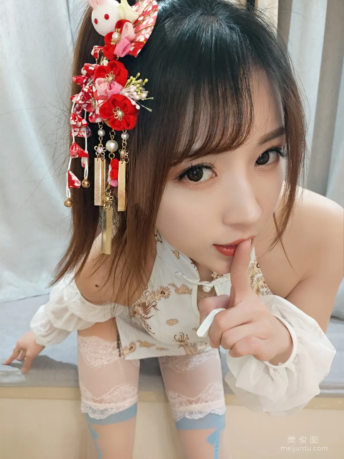 [COS Fan Service] Douyu Streamer Little Witch Luna - White Lace Stockings photo 21