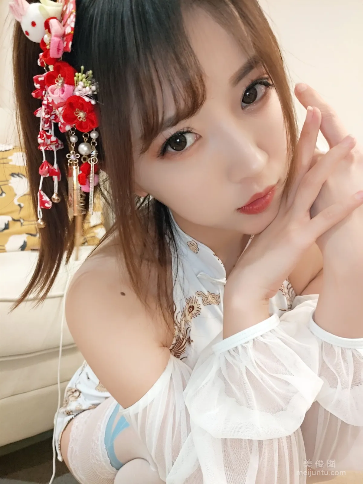 [COS Fan Service] Douyu Streamer Little Witch Luna - White Lace Stockings photo 5