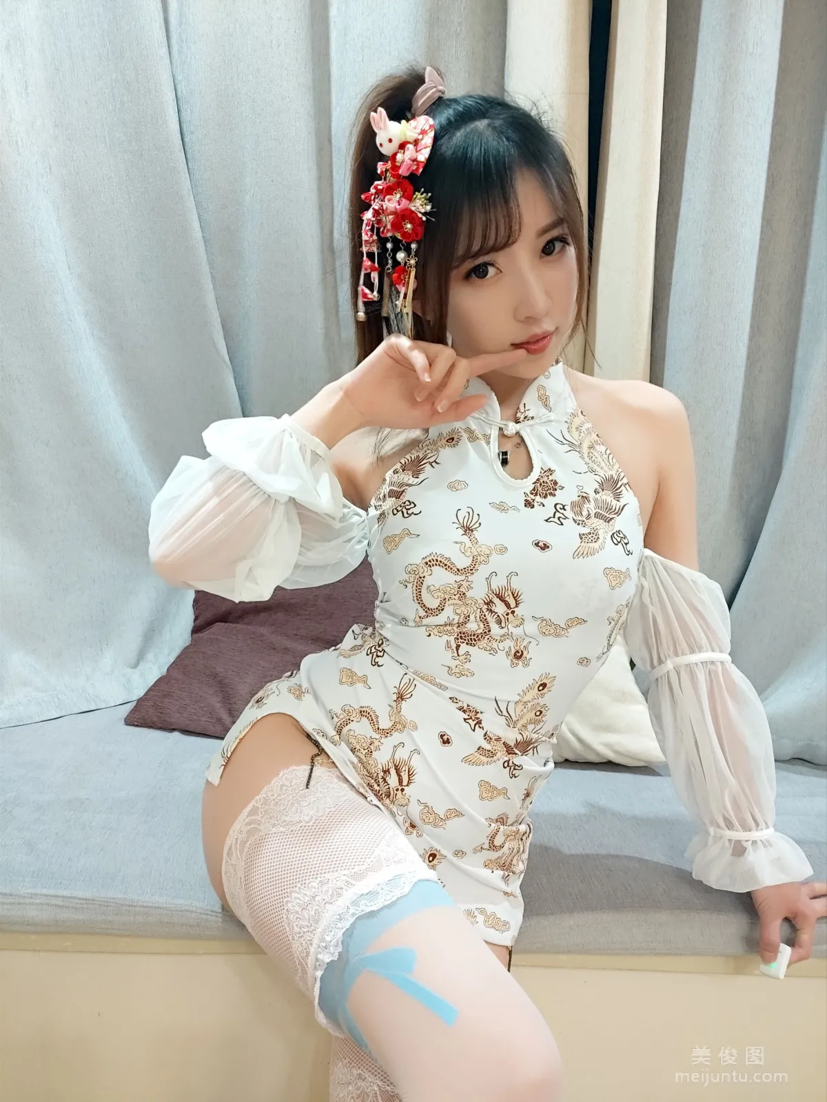 [COS Fan Service] Douyu Streamer Little Witch Luna - White Lace Stockings photo 20