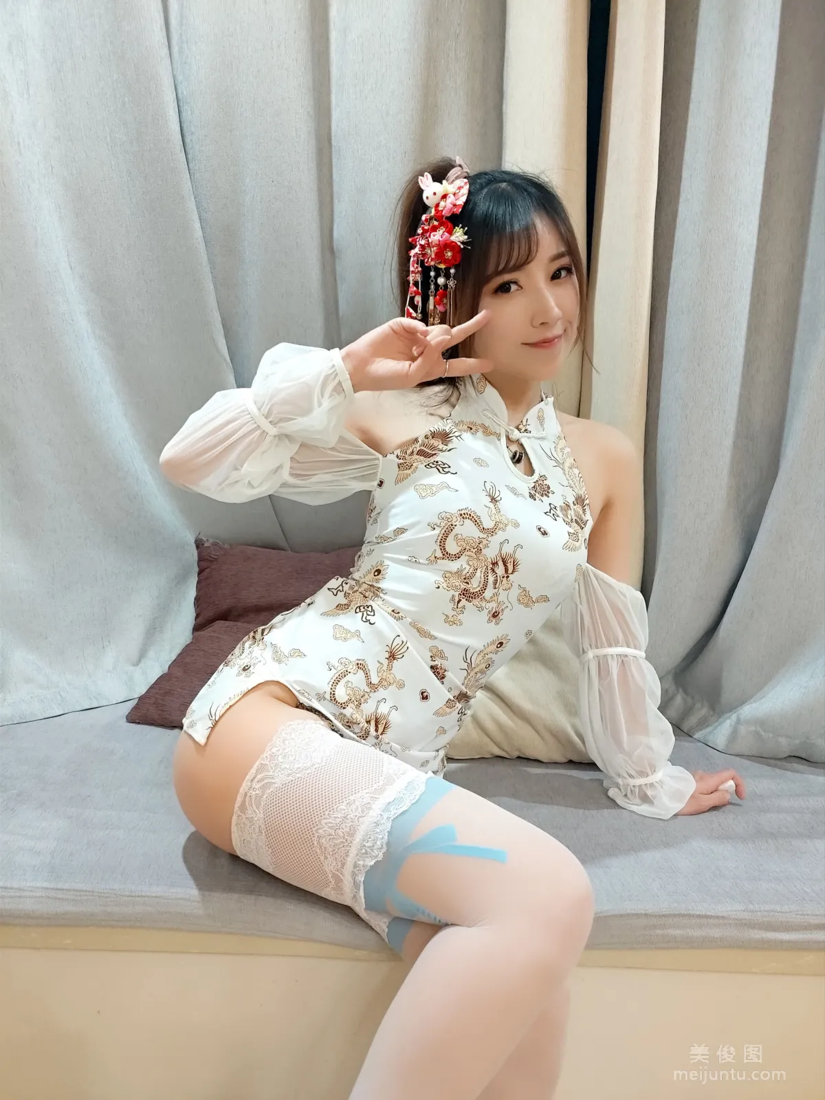 [COS Fan Service] Douyu Streamer Little Witch Luna - White Lace Stockings photo 18