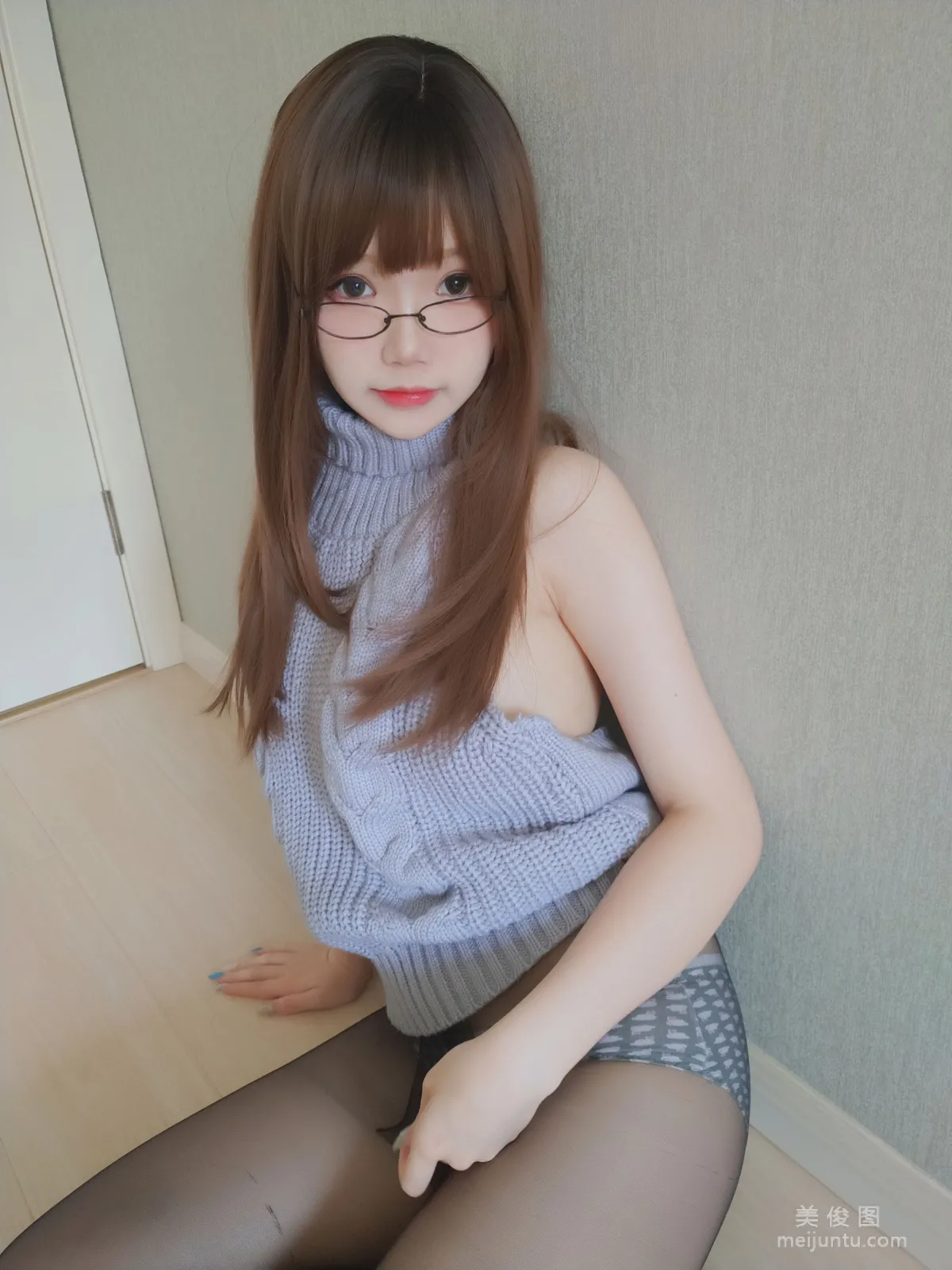 Anime Blogger Xueqing Astra - Black Stockings Backless Sweater photo 21