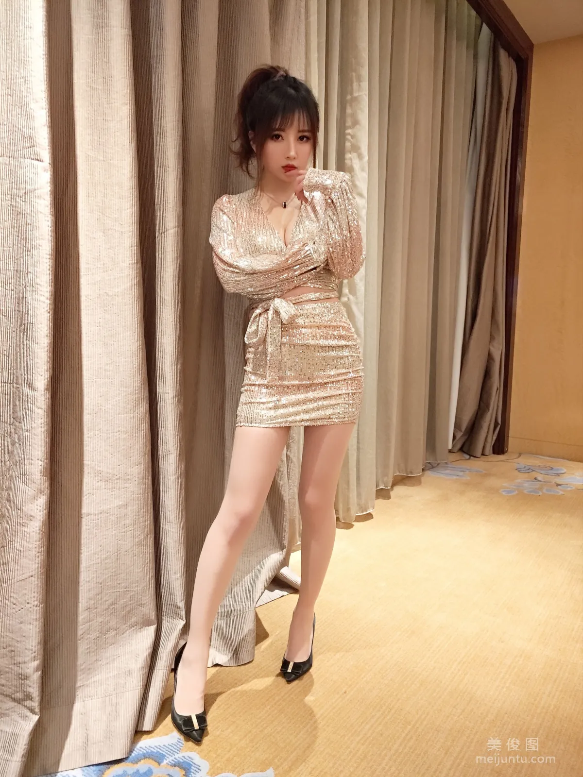 [Cosplay Photos] Xiaonv Wulu Na, Sequin Dress and Silk Stockings photo 3