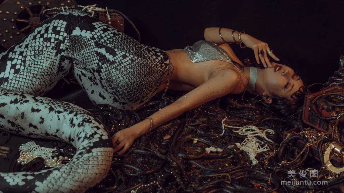 Yun Xixi: Web Idols photo 3
