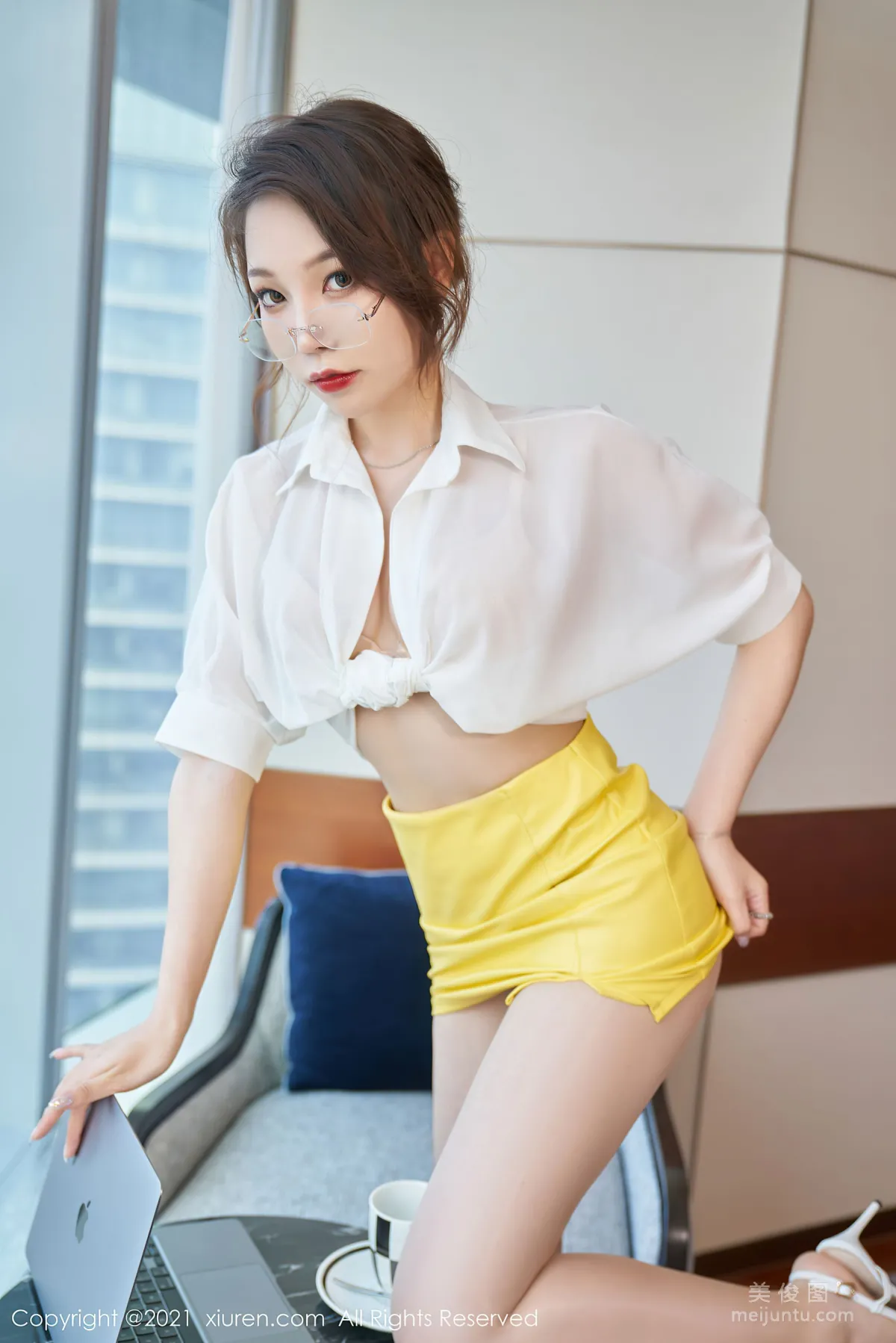 [XiuRen] No.3543 Zhizhi Booty - Classic Workplace Glasses OL photo 25