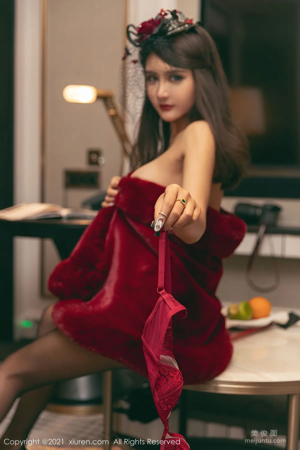 [秀人XiuRen] No.3548 Emily尹菲 - 一襲鮮豔猩紅服飾貴婦裝束 28
