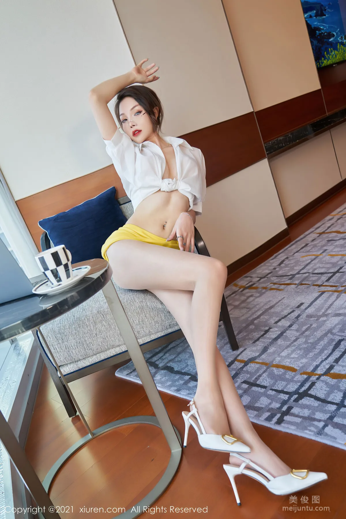 [XiuRen] No.3543 Zhizhi Booty - Classic Workplace Glasses OL photo 6