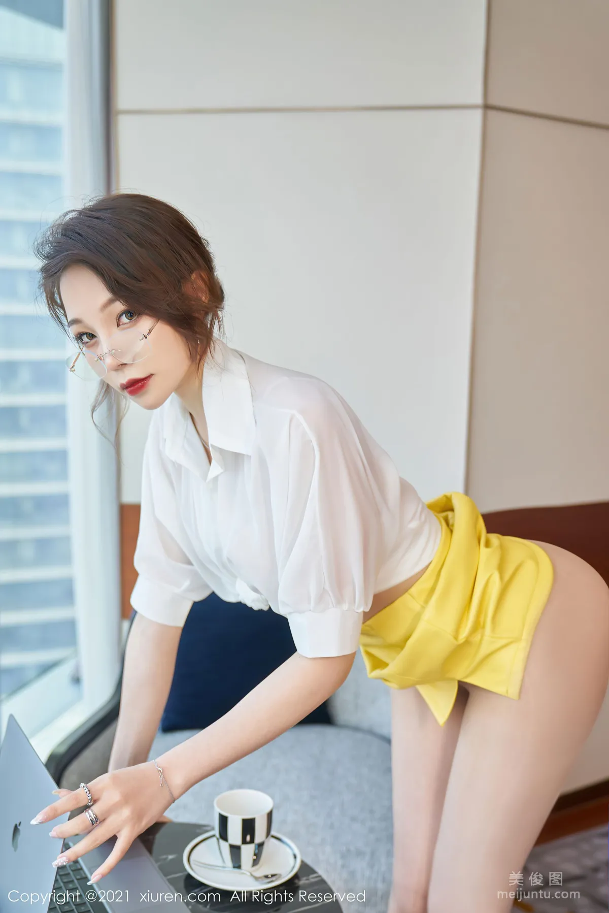 [XiuRen] No.3543 Zhizhi Booty - Classic Workplace Glasses OL photo 28