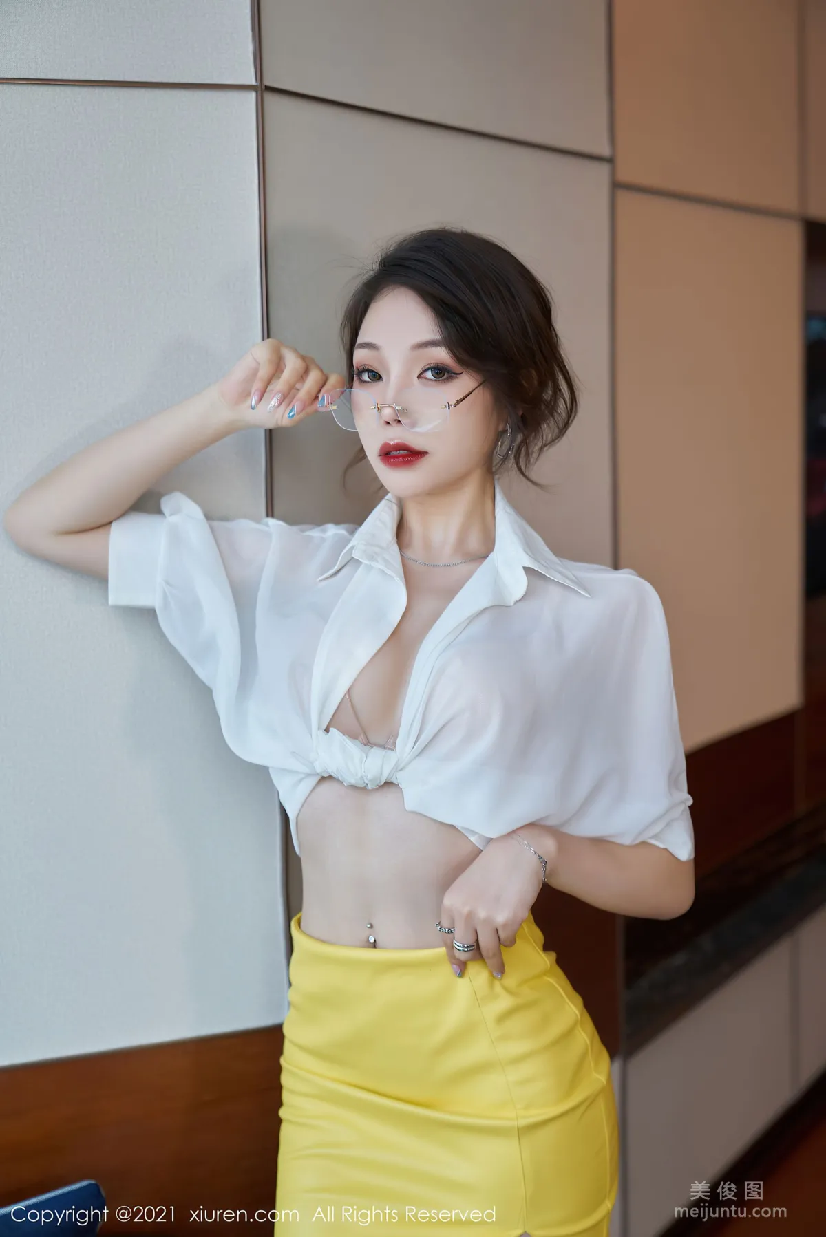 [XiuRen] No.3543 Zhizhi Booty - Classic Workplace Glasses OL photo 11