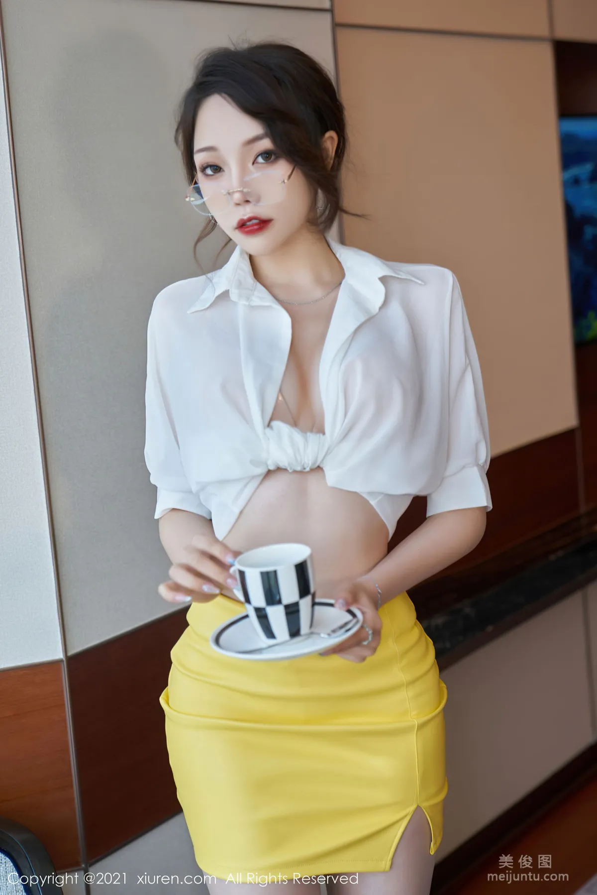 [XiuRen] No.3543 Zhizhi Booty - Classic Workplace Glasses OL photo 8
