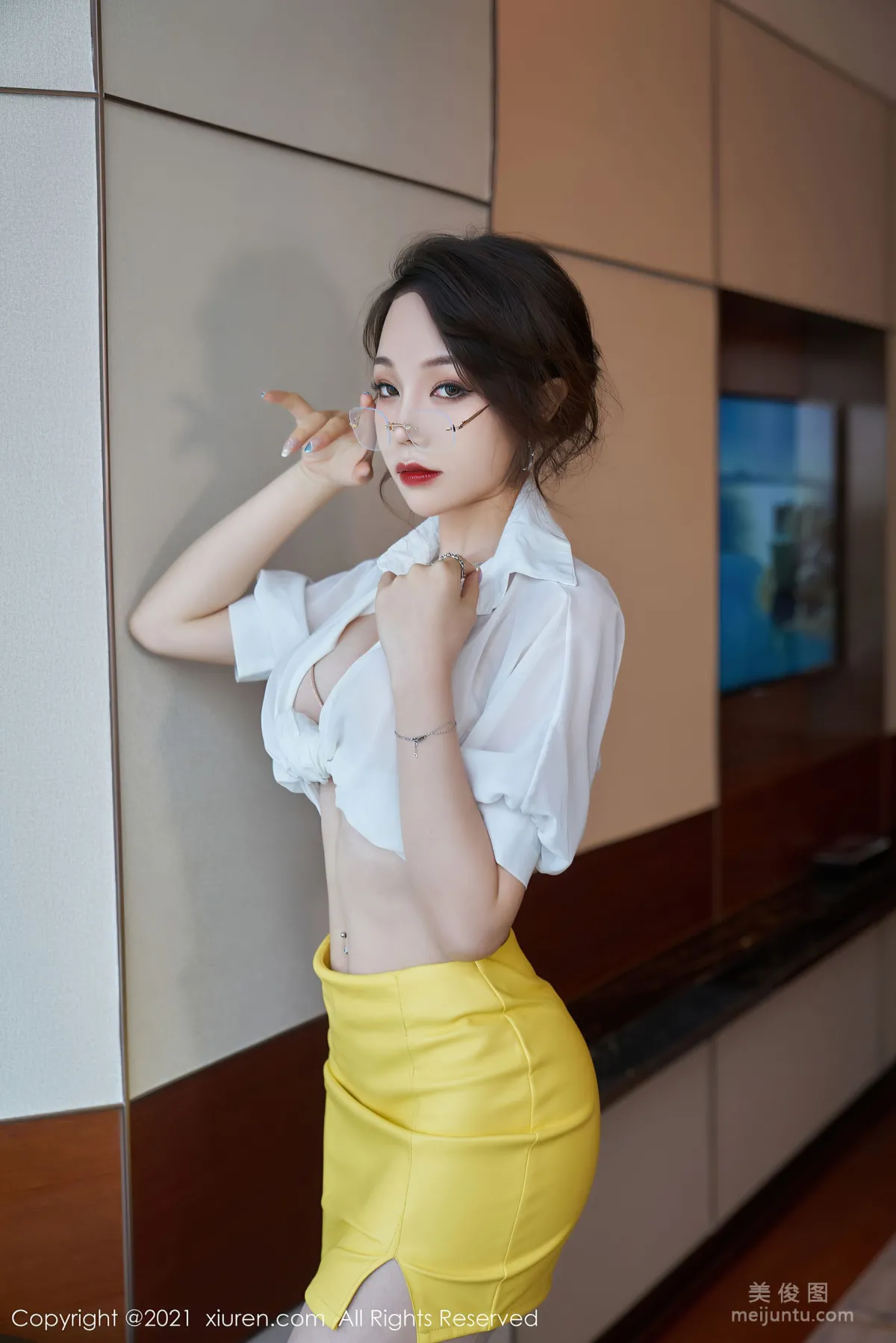[XiuRen] No.3543 Zhizhi Booty - Classic Workplace Glasses OL photo 10
