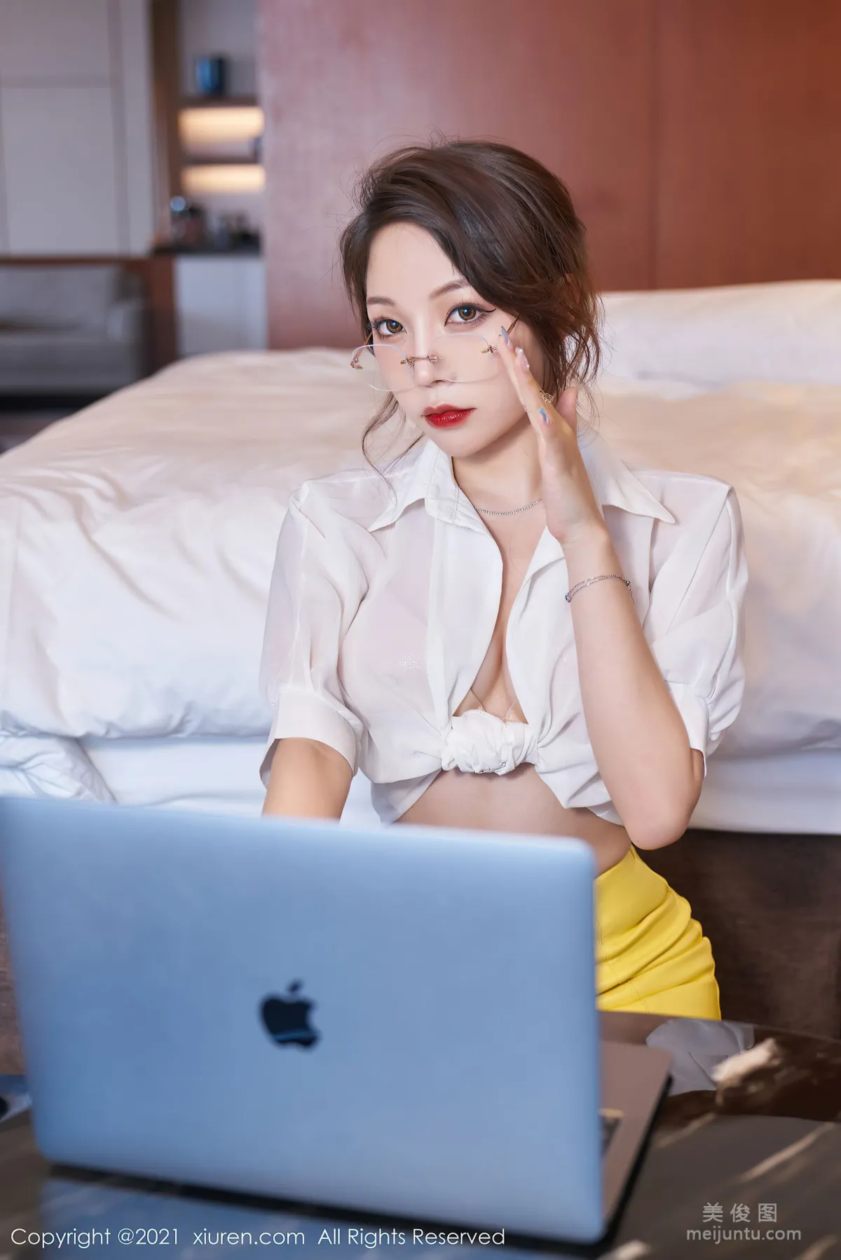 [XiuRen] No.3543 Zhizhi Booty - Classic Workplace Glasses OL photo 16