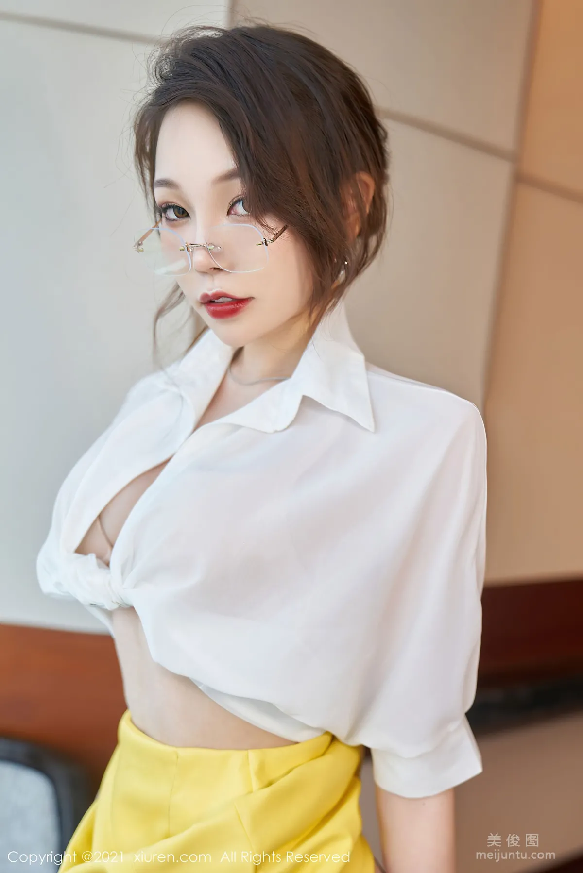 [XiuRen] No.3543 Zhizhi Booty - Classic Workplace Glasses OL photo 27