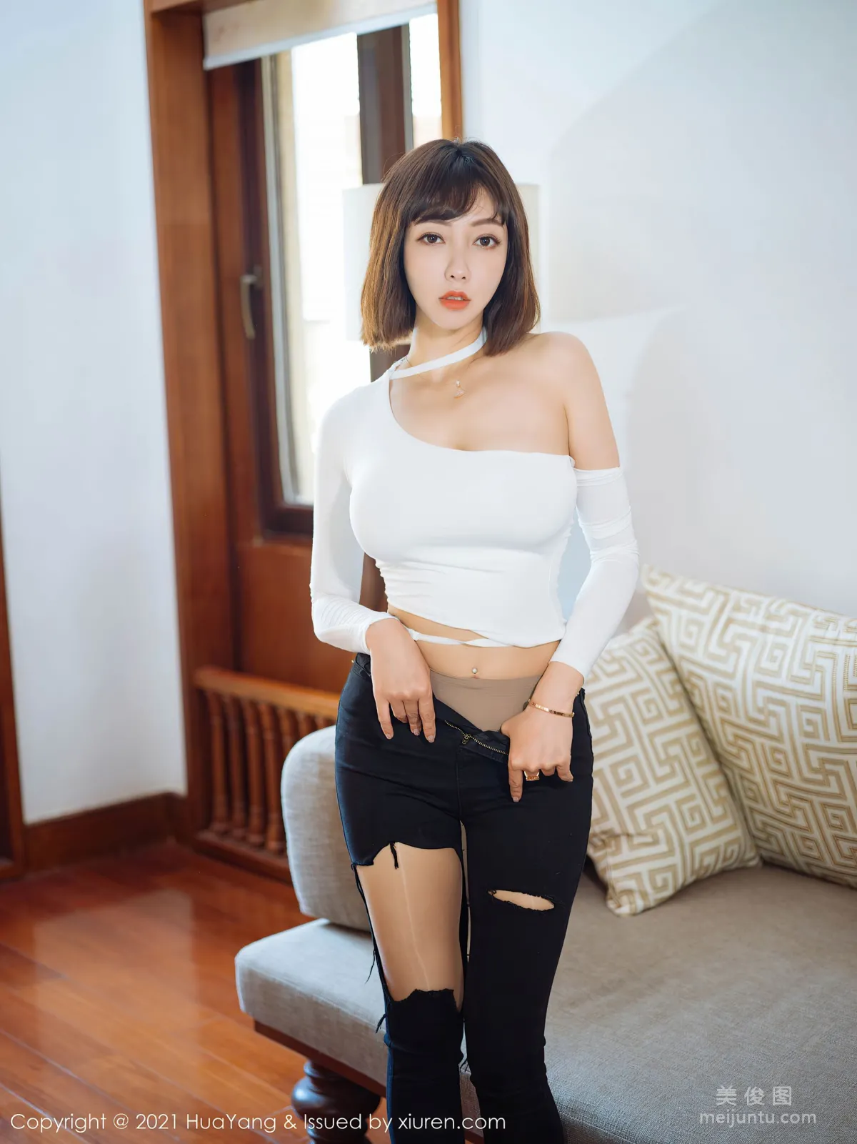[HuaYang] Vol.414 Song Guoer Victoria, Ripped Jeans and Hazy Stockings photo 13