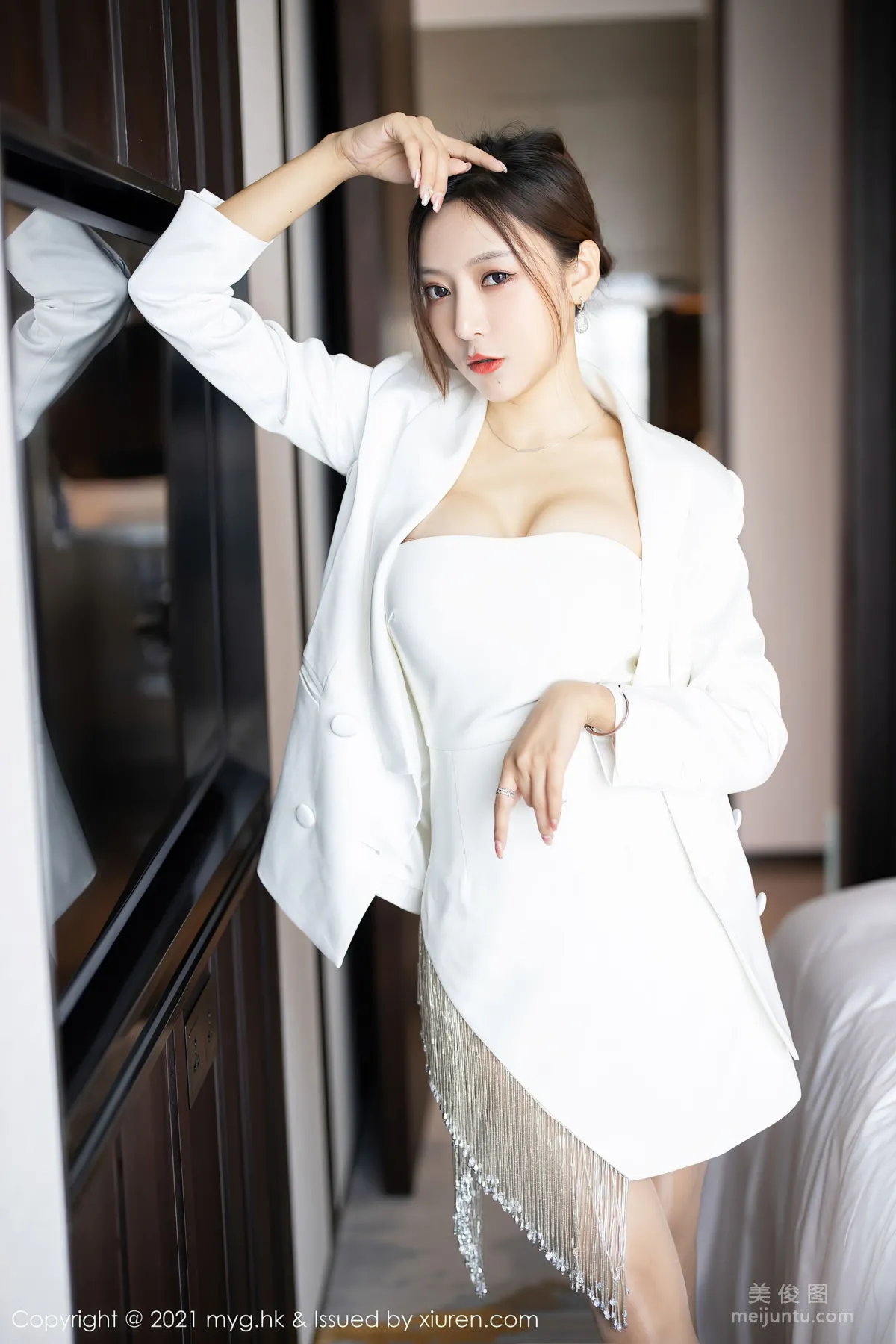 [MyGirl] Vol.541 Yanni Wang - Strapless Dress + Silk Legs photo 5