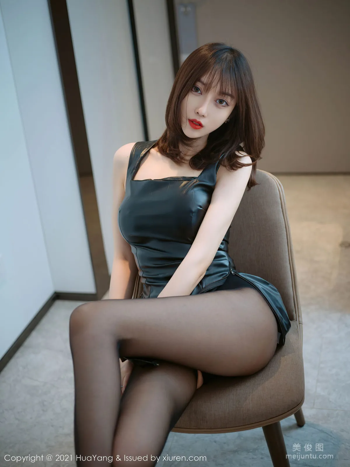[HuaYang] Vol.419 Yue Eryue - Charming and Dashing Leather Skirt with Exquisite Black Stockings photo 34