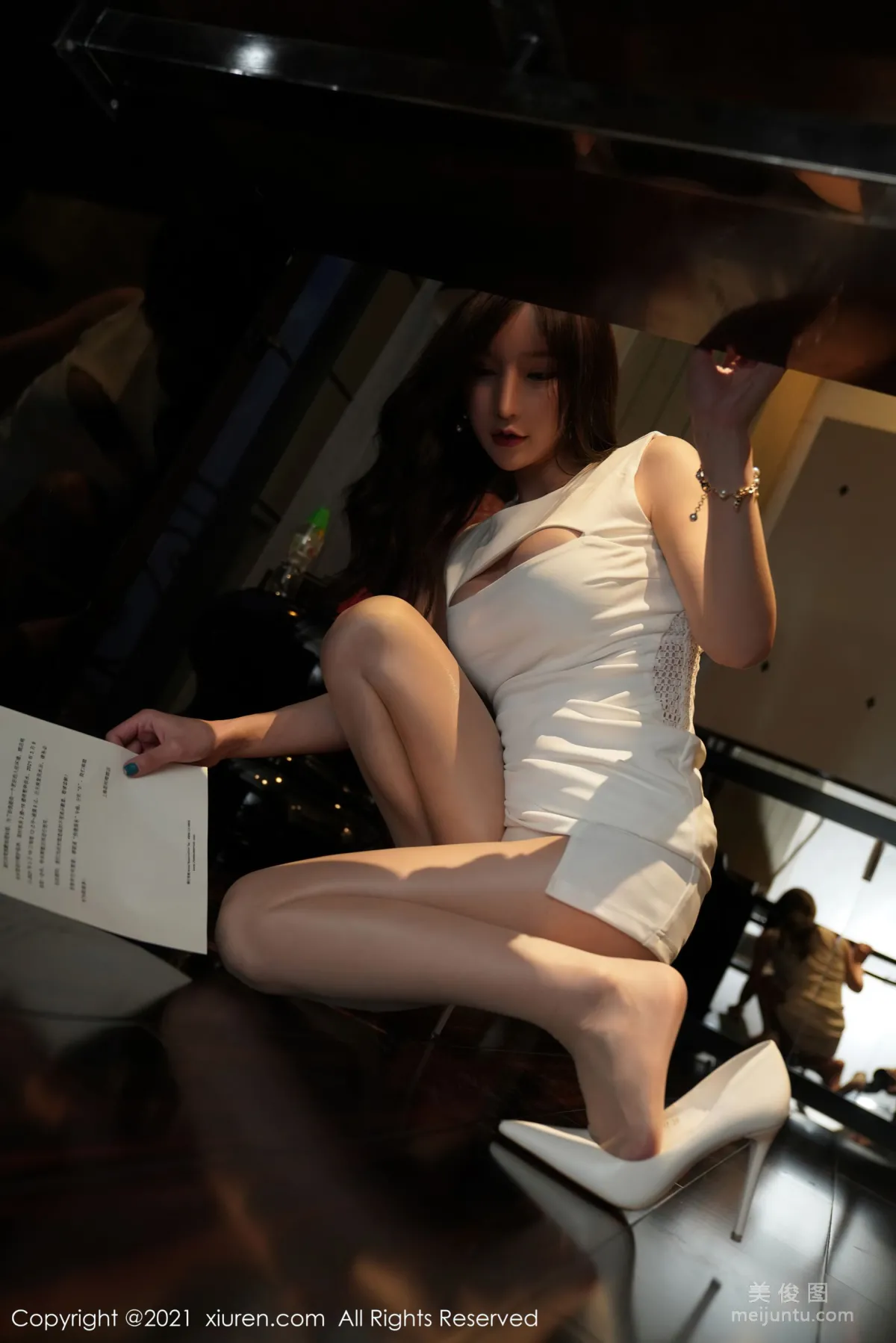 [秀人XiuRen] No.3576 周于希Sandy - 抹胸禮裙+絲襪美腿 17