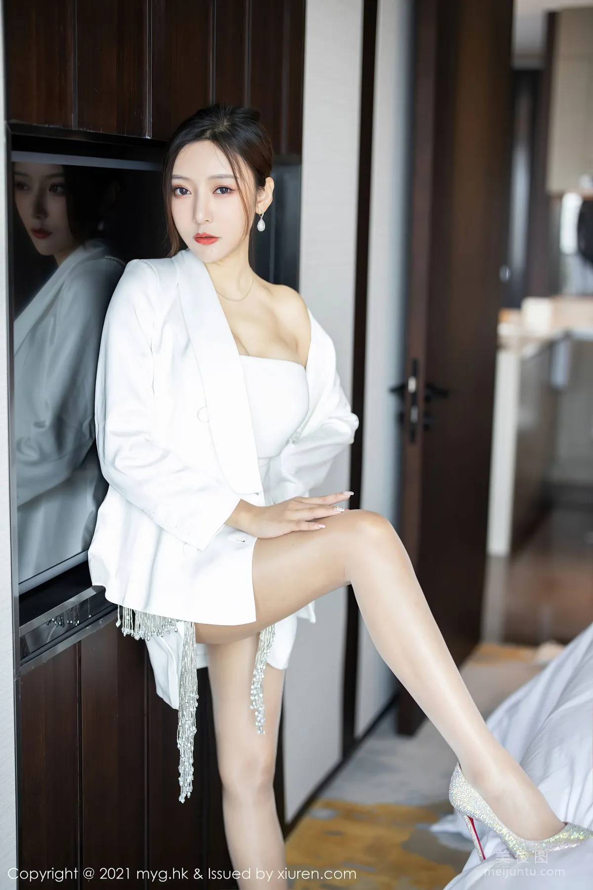 [MyGirl] Vol.541 Yanni Wang - Strapless Dress + Silk Legs photo 7