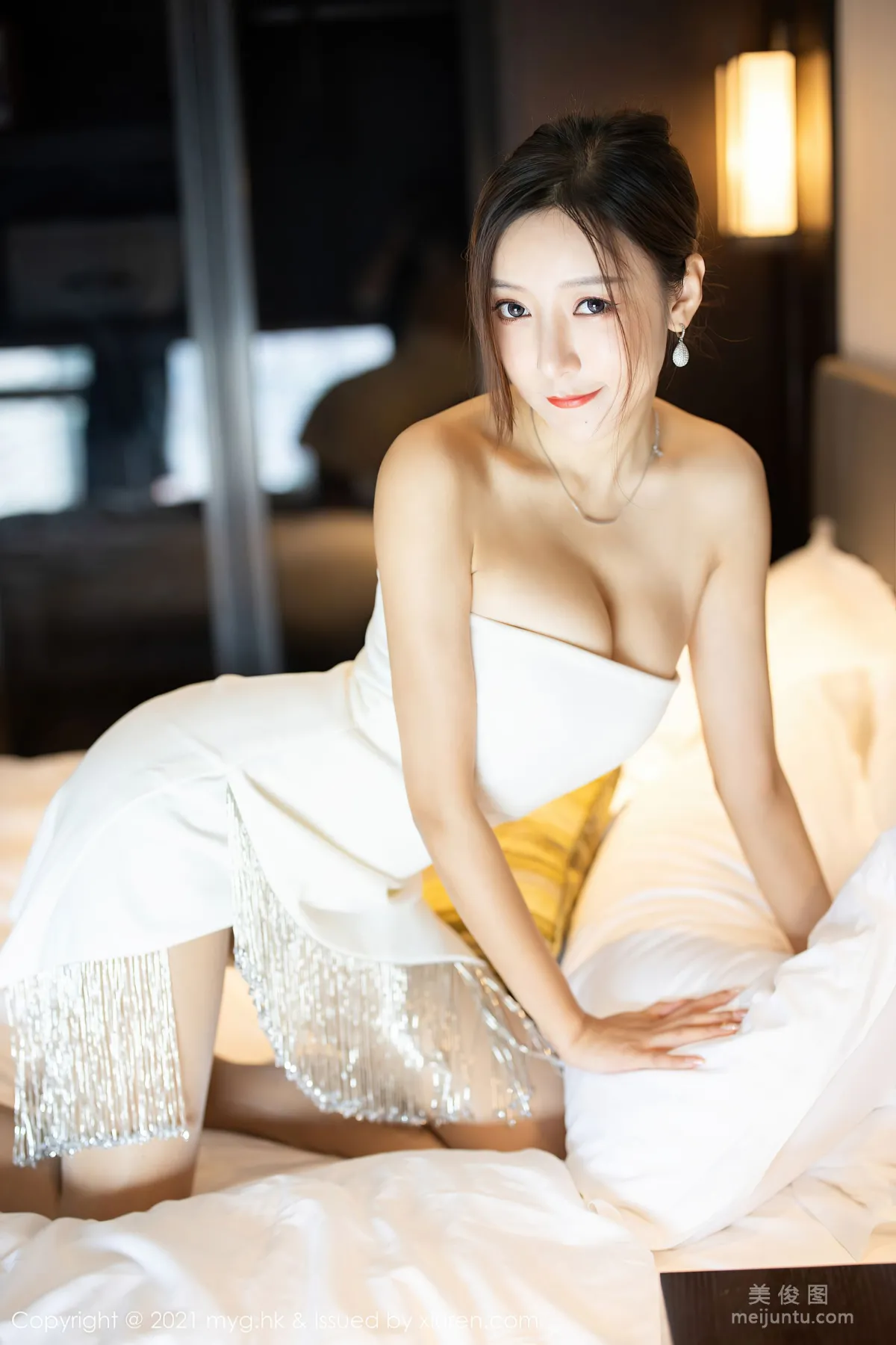 [美媛馆MyGirl] Vol.541 王馨瑶yanni - 抹胸服饰+丝足美腿39