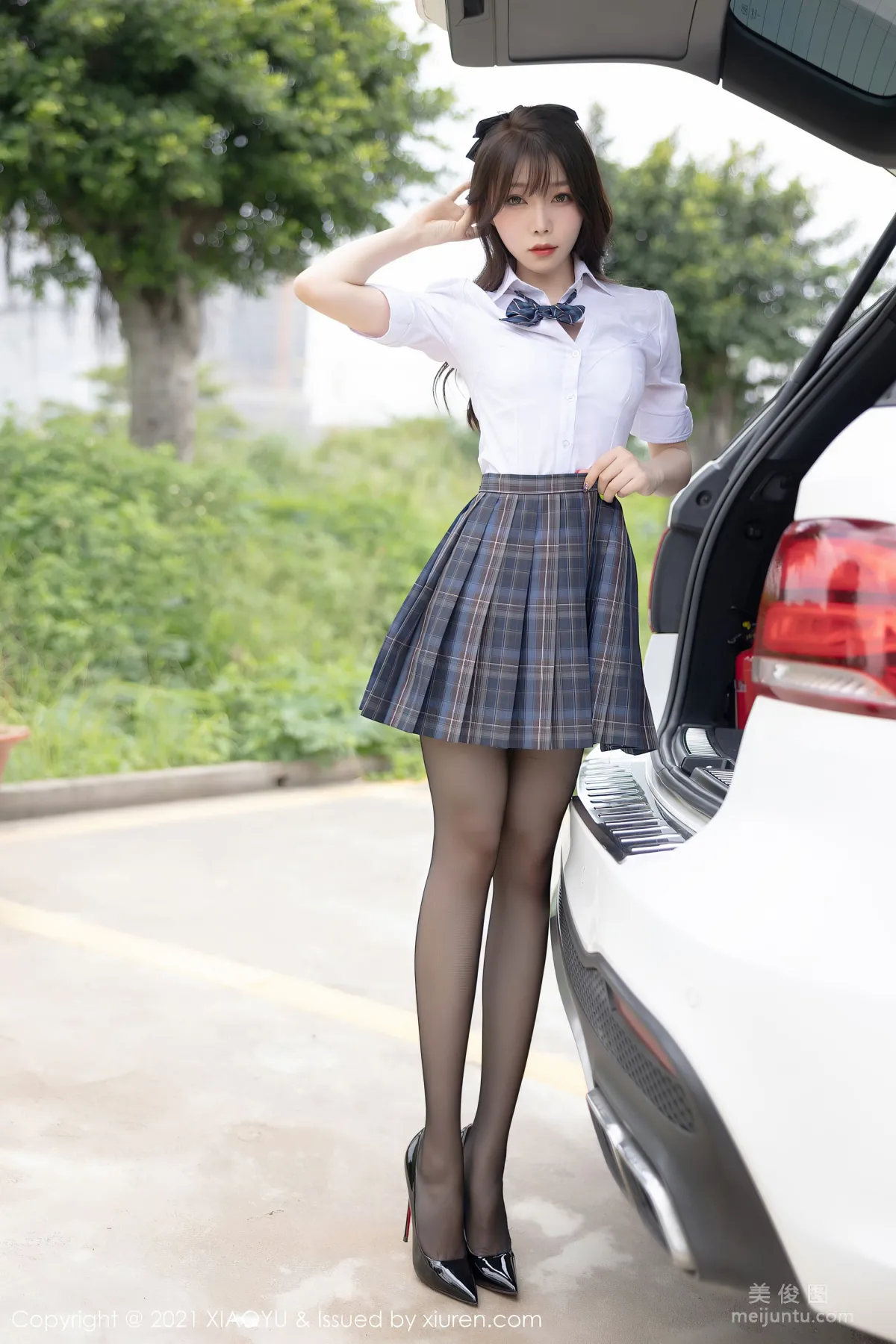 [XIAOYU] Vol.553 Zhizhi Booty - Outdoor Car Shoot Theme Series photo 27