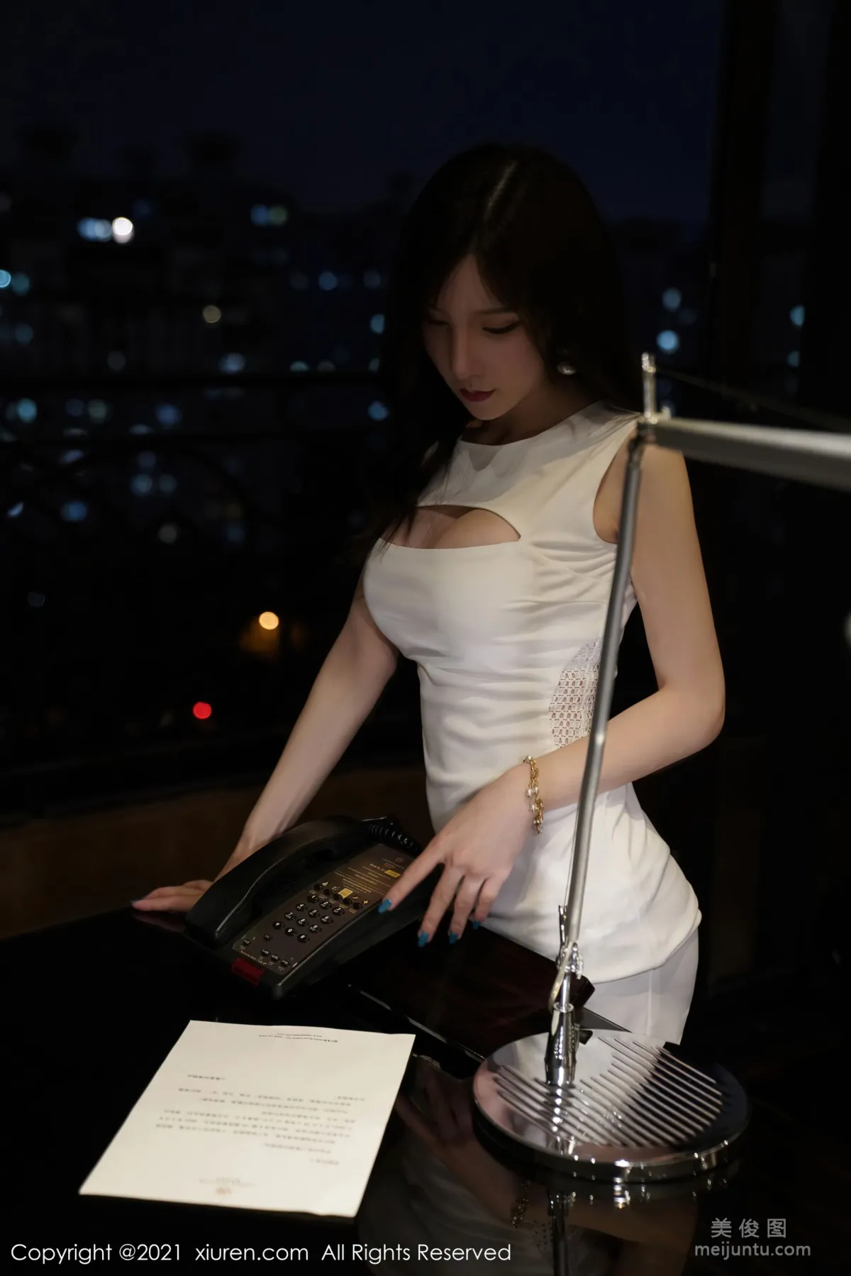 [秀人XiuRen] No.3576 周于希Sandy - 抹胸禮裙+絲襪美腿 24
