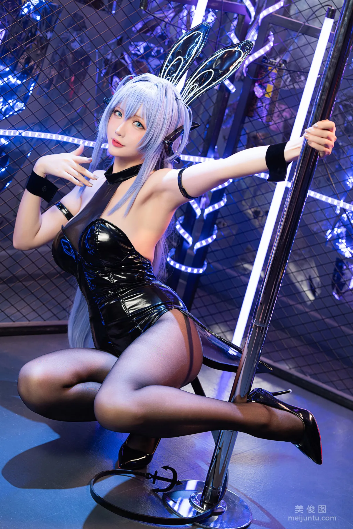[网红COSER] 星之迟迟 - 纯白と漆黑《花园》 套图1