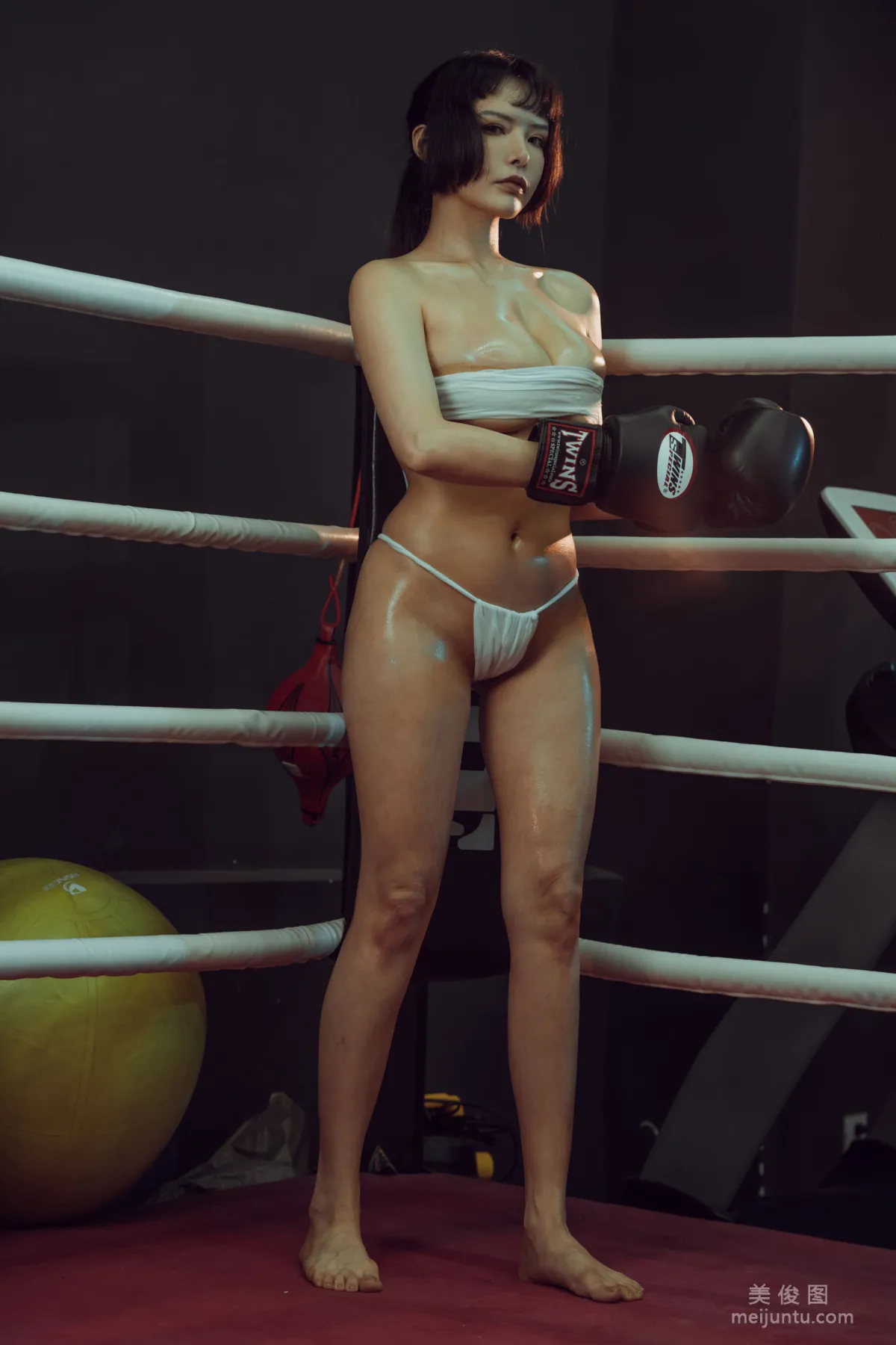 [网红COSER] 秋和柯基(夏小秋秋秋) - 地下拳  写真套图1