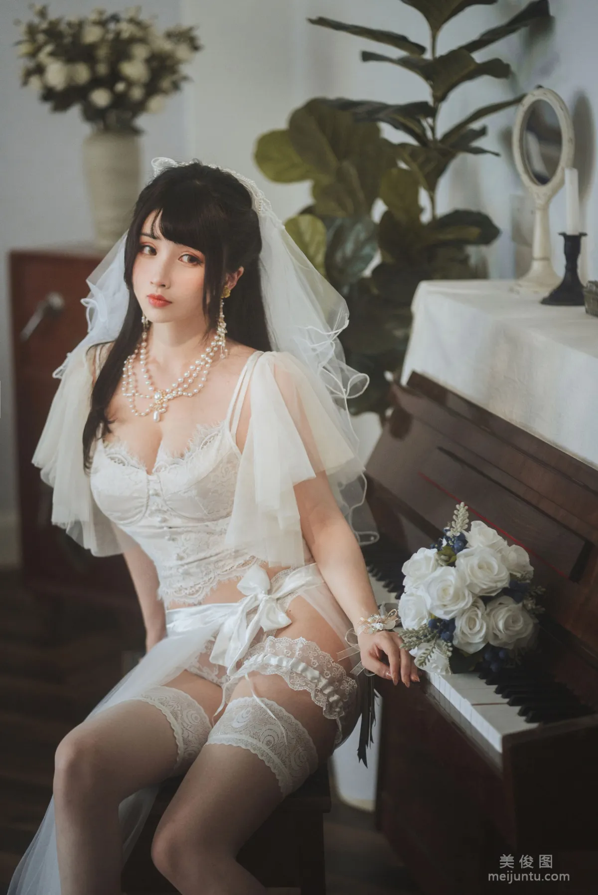 [Web Idol COSER Photos] rioko Liang Liangzi - Transparent Wedding Dress photo 3