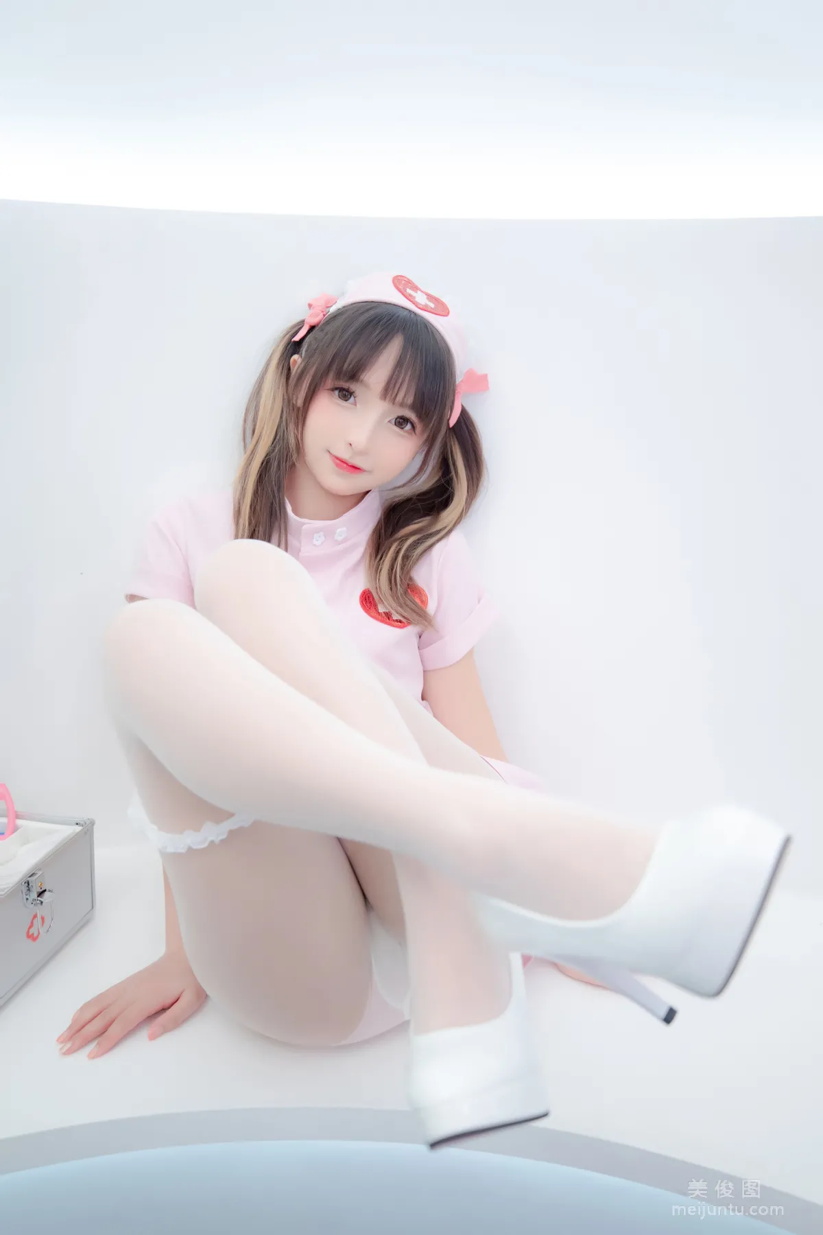 [網紅COSER] 蘿莉神楽闆真冬 之 心身バランス 寫真套圖 24