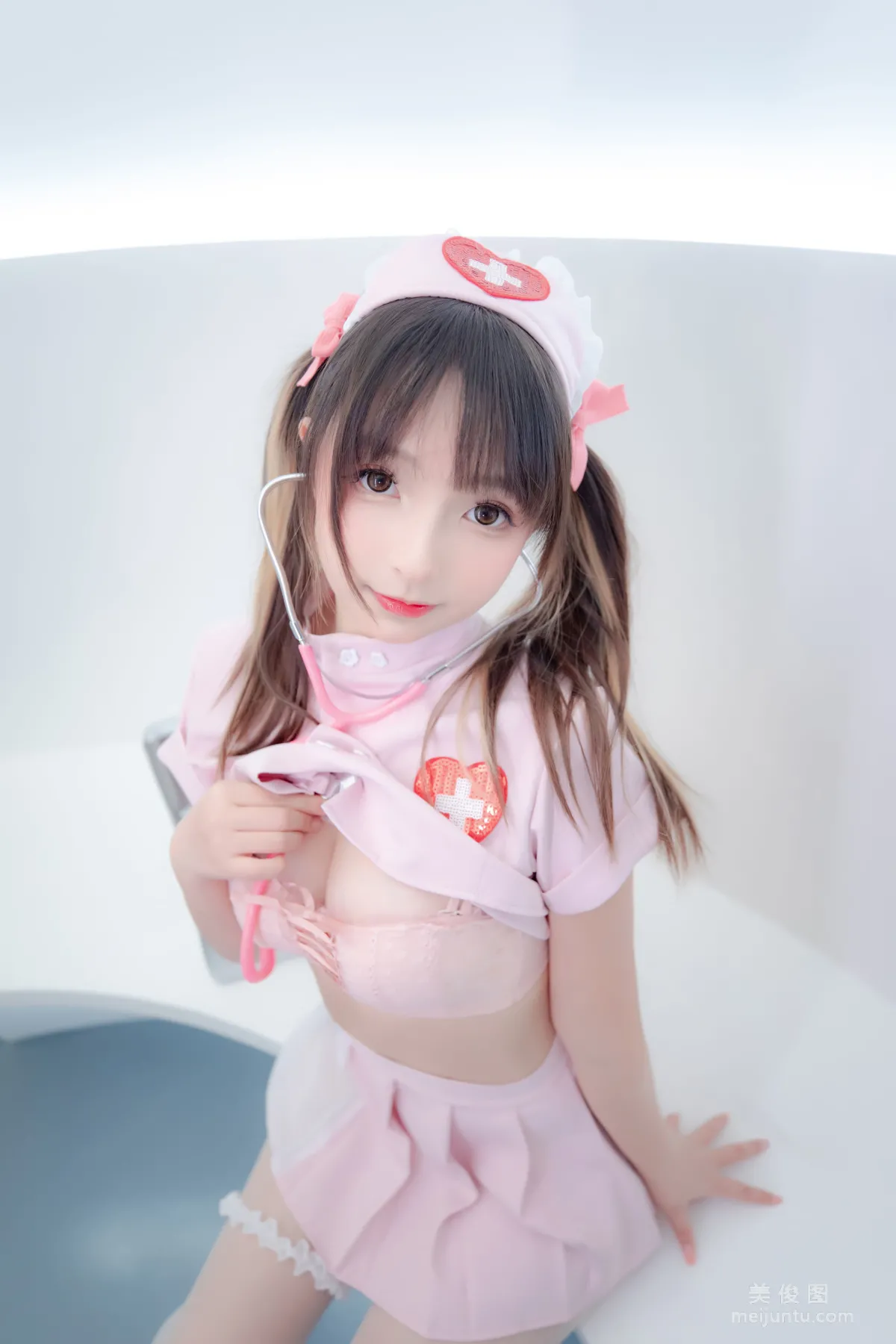 [網紅COSER] 蘿莉神楽闆真冬 之 心身バランス 寫真套圖 8