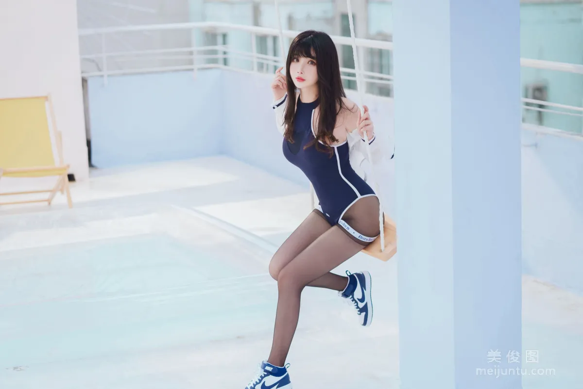 [Web Idol COSER] rioko Liang Liangzi - Rooftop Swim Race photo 1