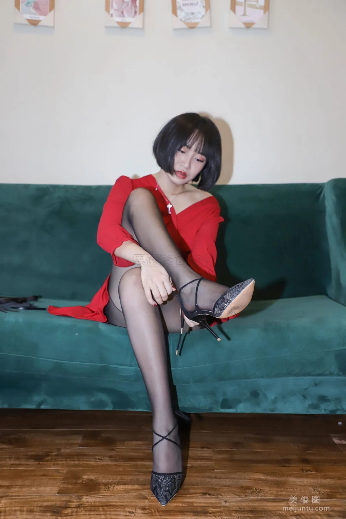 [SiHua] SJ033 New Model Mu Muzi - Red Dress and Whip Sexy Beauty photo 12