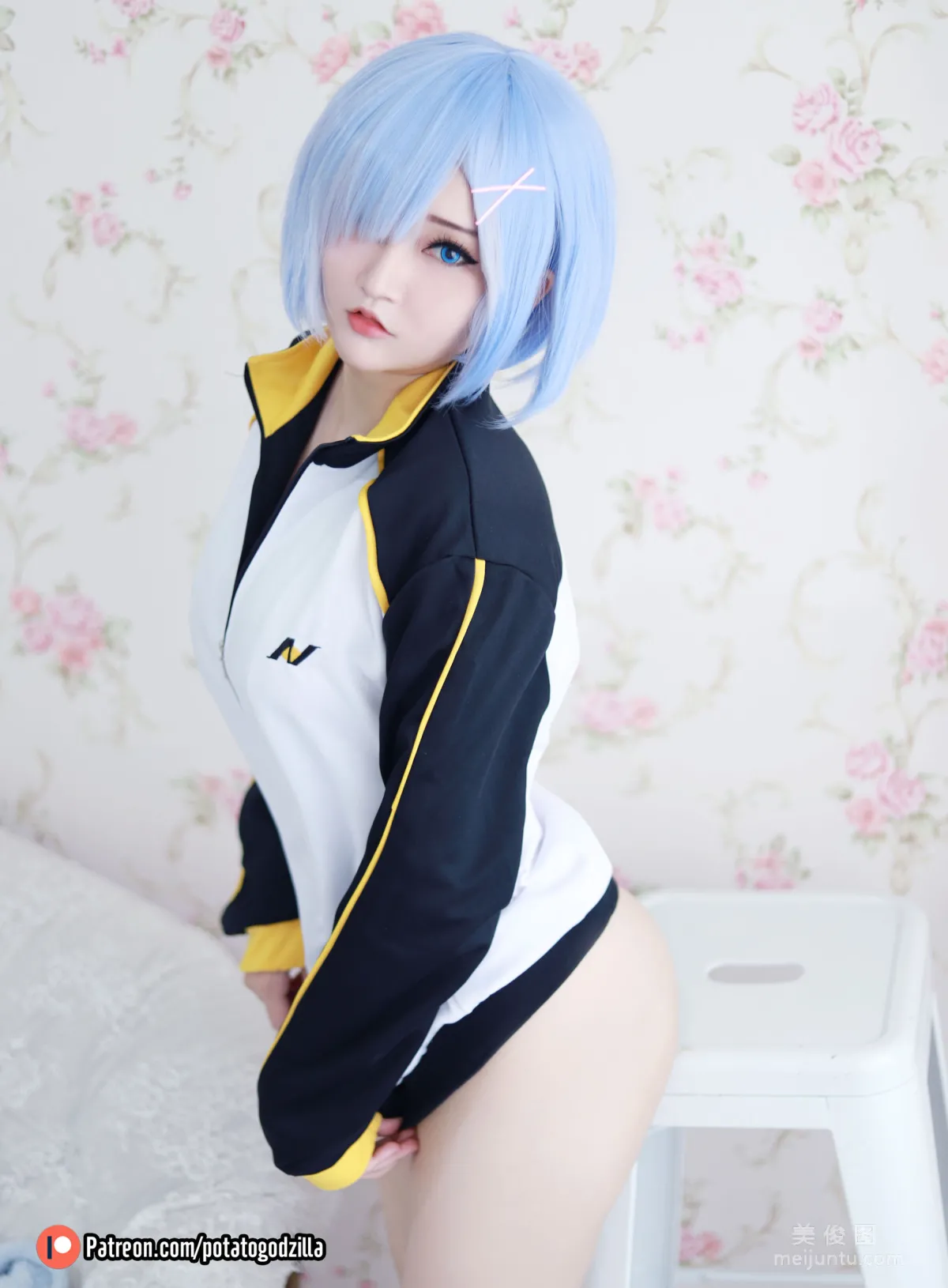 [Web Idol COSER Photos] Girl Potato Godzilla - Rem In Subaru Jacket photo 5