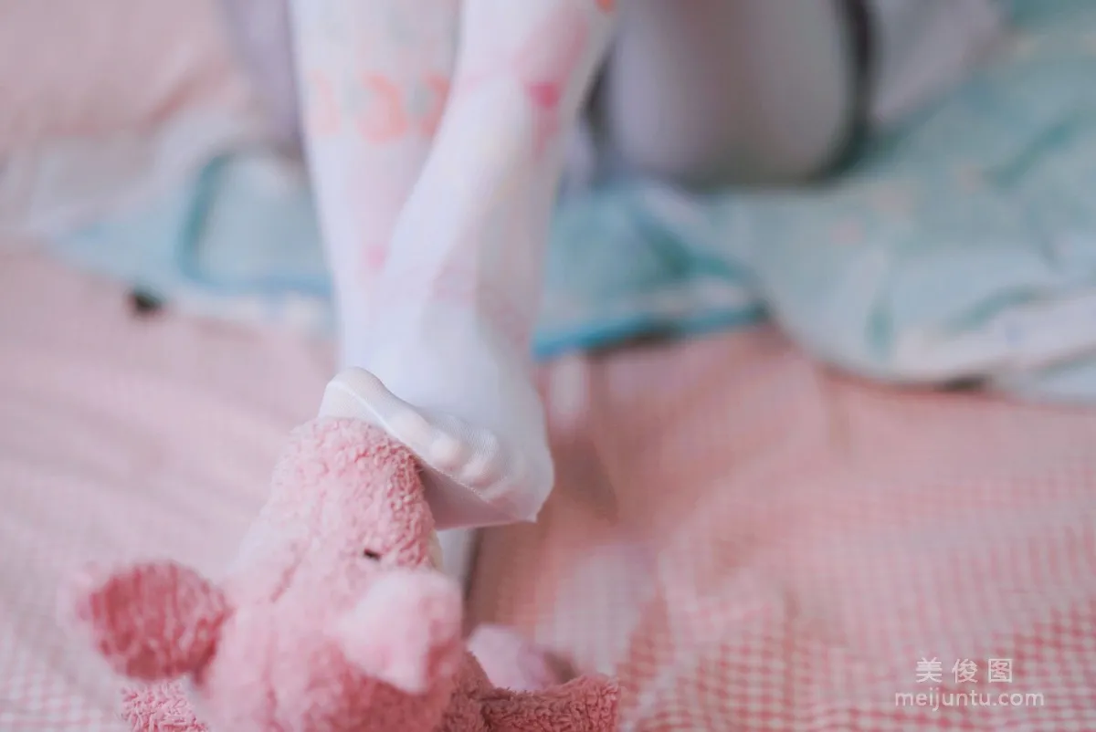[Web Idol COSER Photos] Cute Girl Yanjiang Damo Wang w - Stepping on a Plush Toy Set photo 4