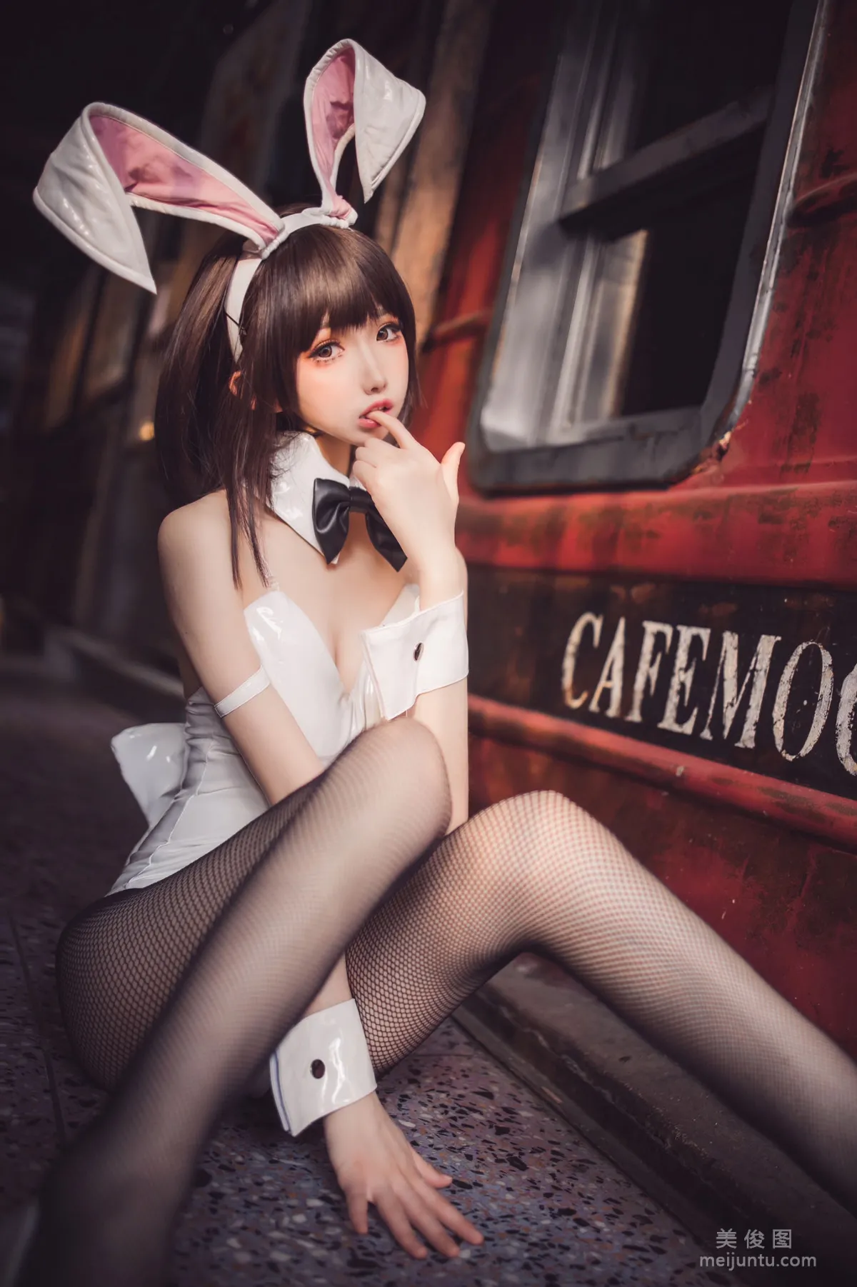 [Web Celebrity COSER Photos] Coser Yiyi - Megumi Kato Bunny Girl photo 13