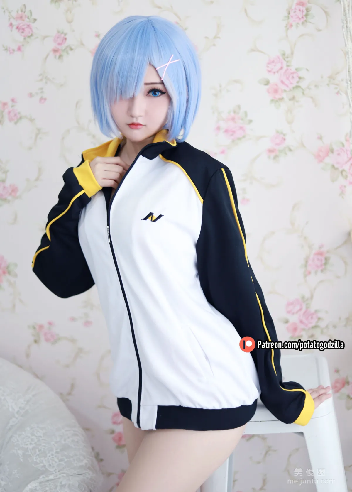 [Web Idol COSER Photos] Girl Potato Godzilla - Rem In Subaru Jacket photo 6