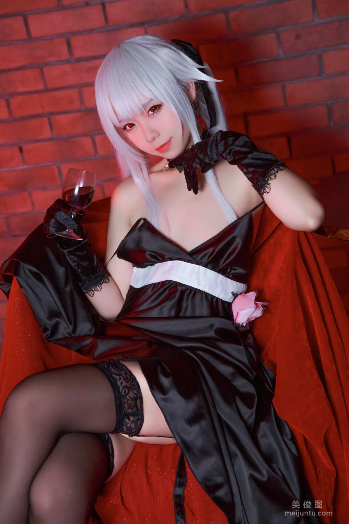 [Internet Celebrity COSER Photo Set] Anime Blogger G44 Buhui Shoushang - Wuzhi Black Dress Gown photo 3