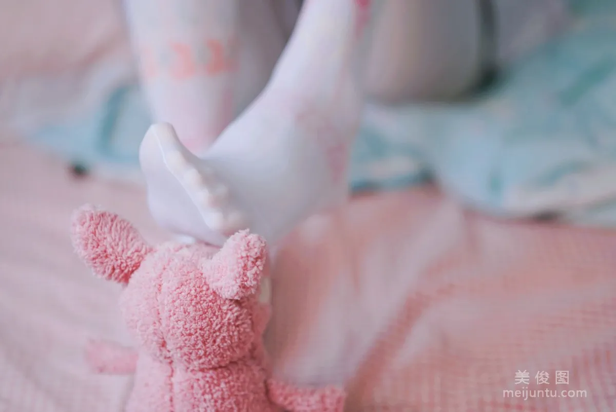 [Web Idol COSER Photos] Cute Girl Yanjiang Damo Wang w - Stepping on a Plush Toy Set photo 5