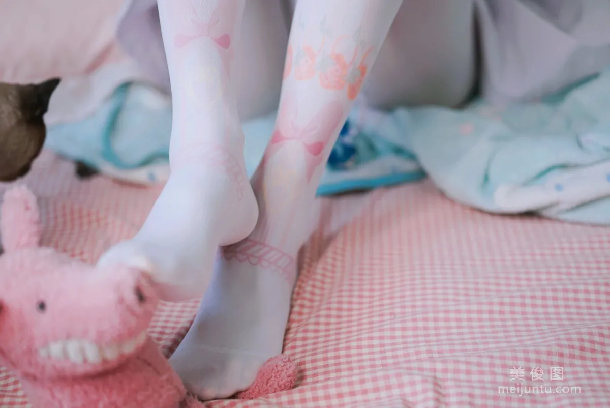 [Web Idol COSER Photos] Cute Girl Yanjiang Damo Wang w - Stepping on a Plush Toy Set photo 8