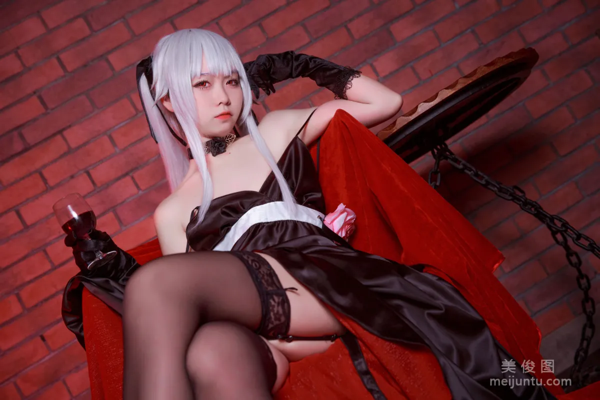 [Internet Celebrity COSER Photo Set] Anime Blogger G44 Buhui Shoushang - Wuzhi Black Dress Gown photo 4