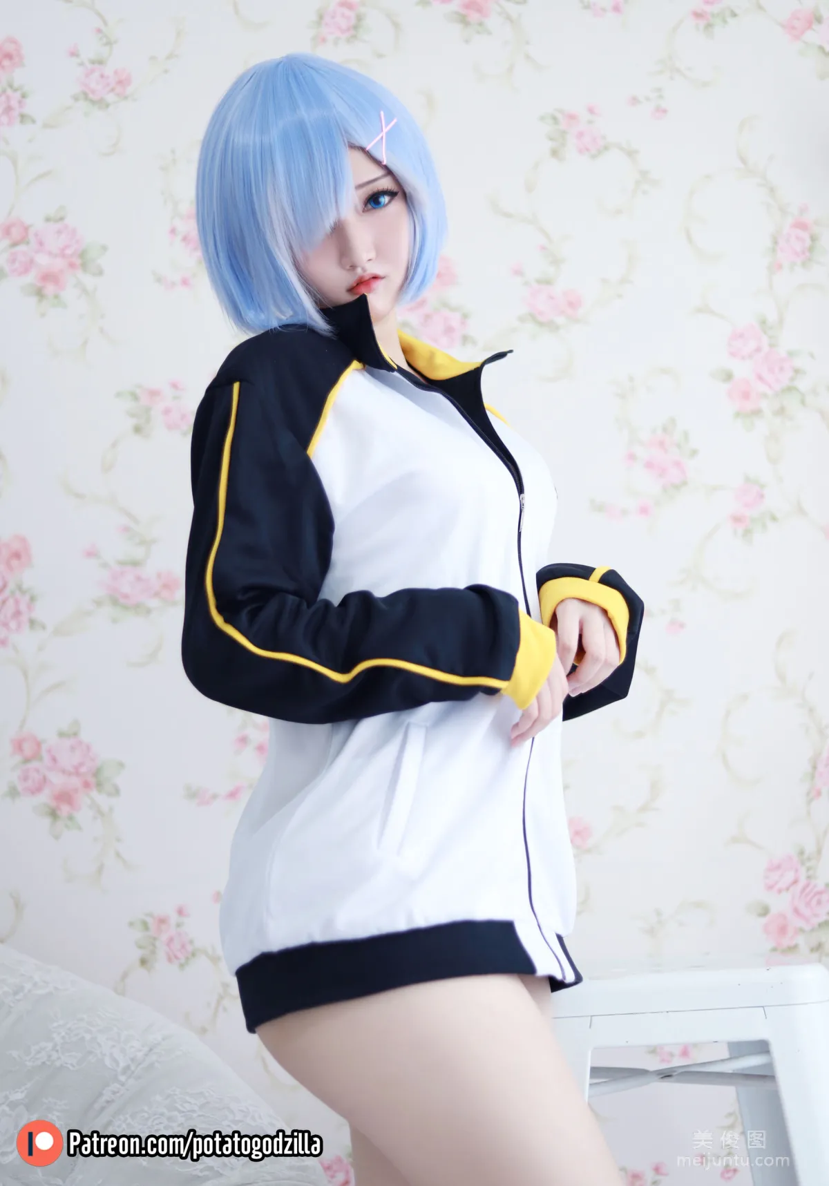 [Web Idol COSER Photos] Girl Potato Godzilla - Rem In Subaru Jacket photo 3