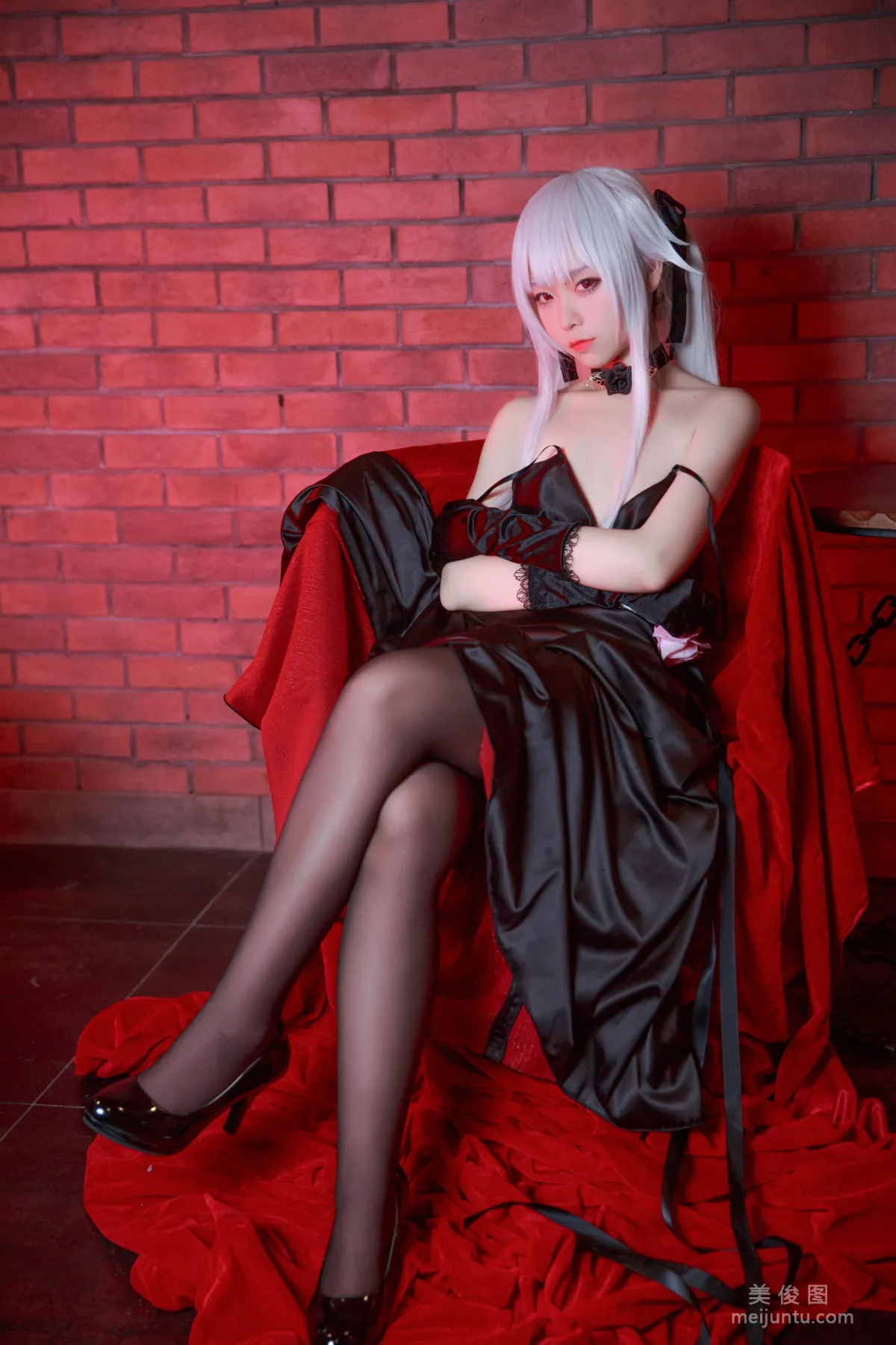 [Internet Celebrity COSER Photo Set] Anime Blogger G44 Buhui Shoushang - Wuzhi Black Dress Gown photo 2