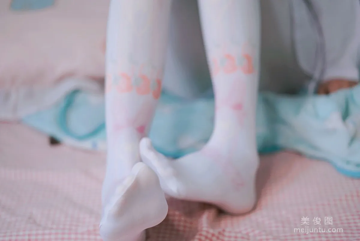 [Web Idol COSER Photos] Cute Girl Yanjiang Damo Wang w - Stepping on a Plush Toy Set photo 1