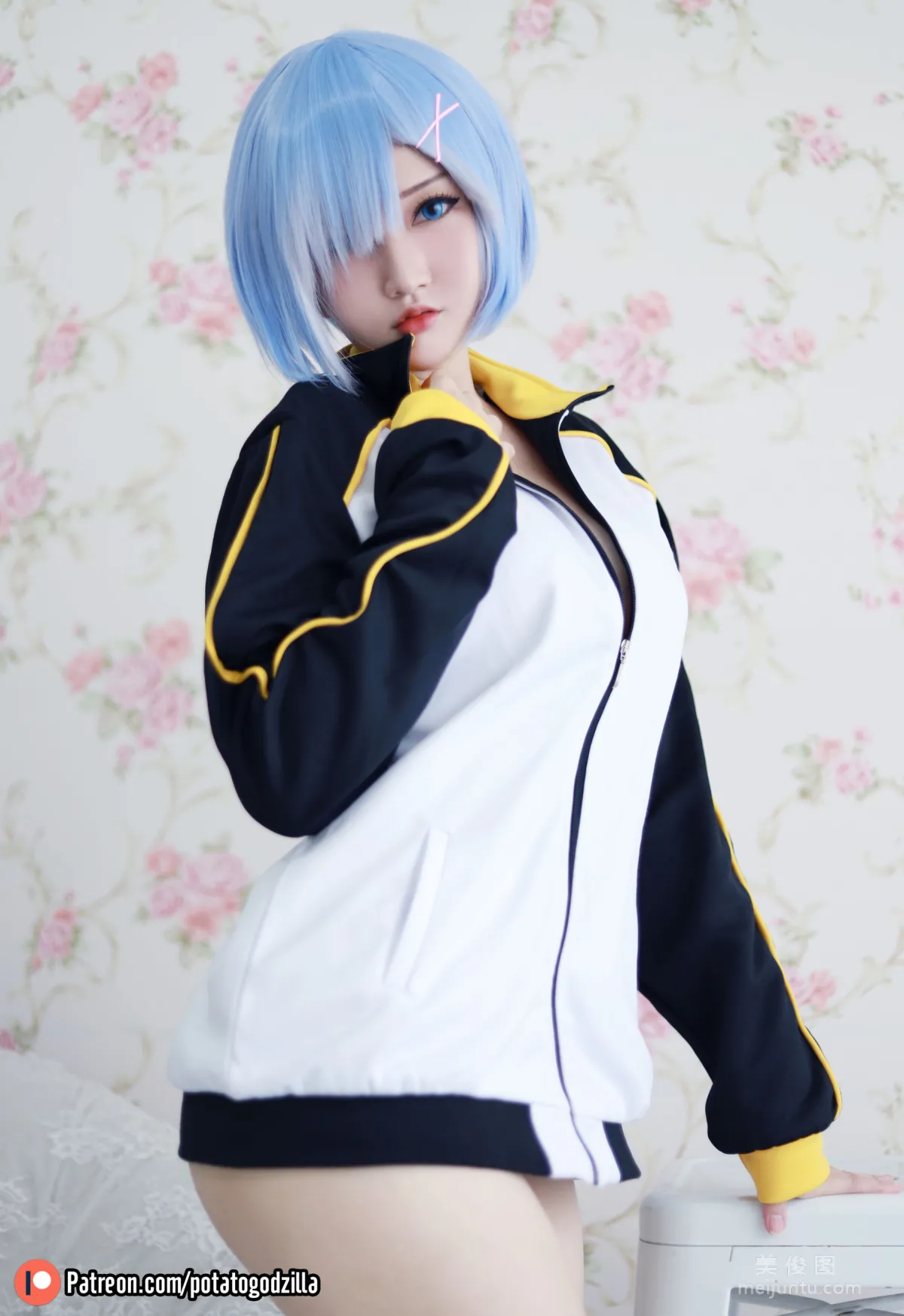 [Web Idol COSER Photos] Girl Potato Godzilla - Rem In Subaru Jacket photo 2