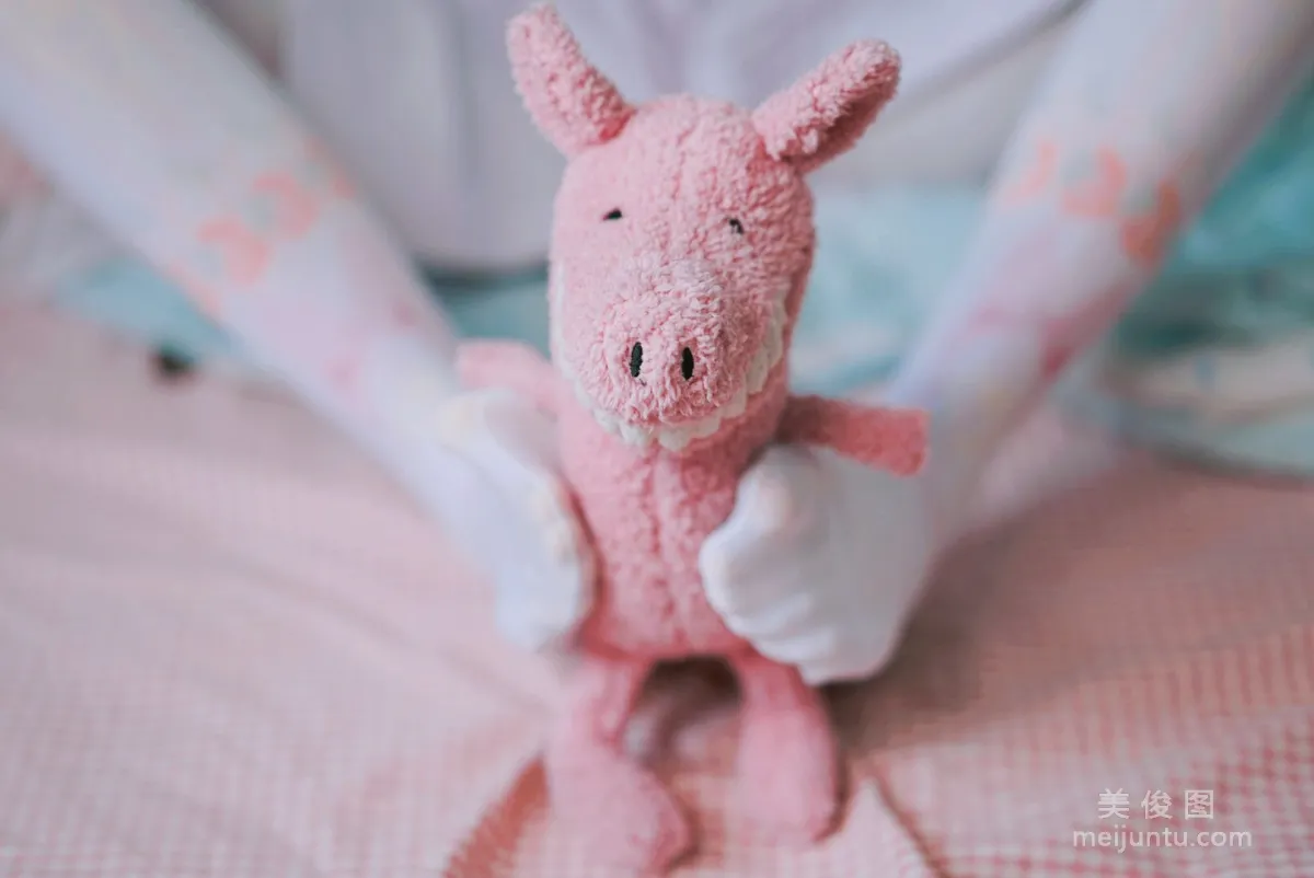 [Web Idol COSER Photos] Cute Girl Yanjiang Damo Wang w - Stepping on a Plush Toy Set photo 3